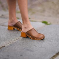 Sommer als Schuh: Die Sézane-Clogs werten jeden Look auf