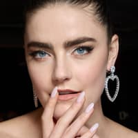 Frau mit hellrosa Nägeln