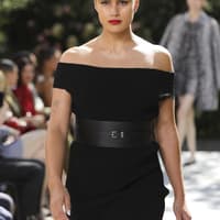 Frau mit Fine Line Tattoos