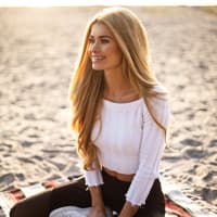 Pamela Reif am Strand