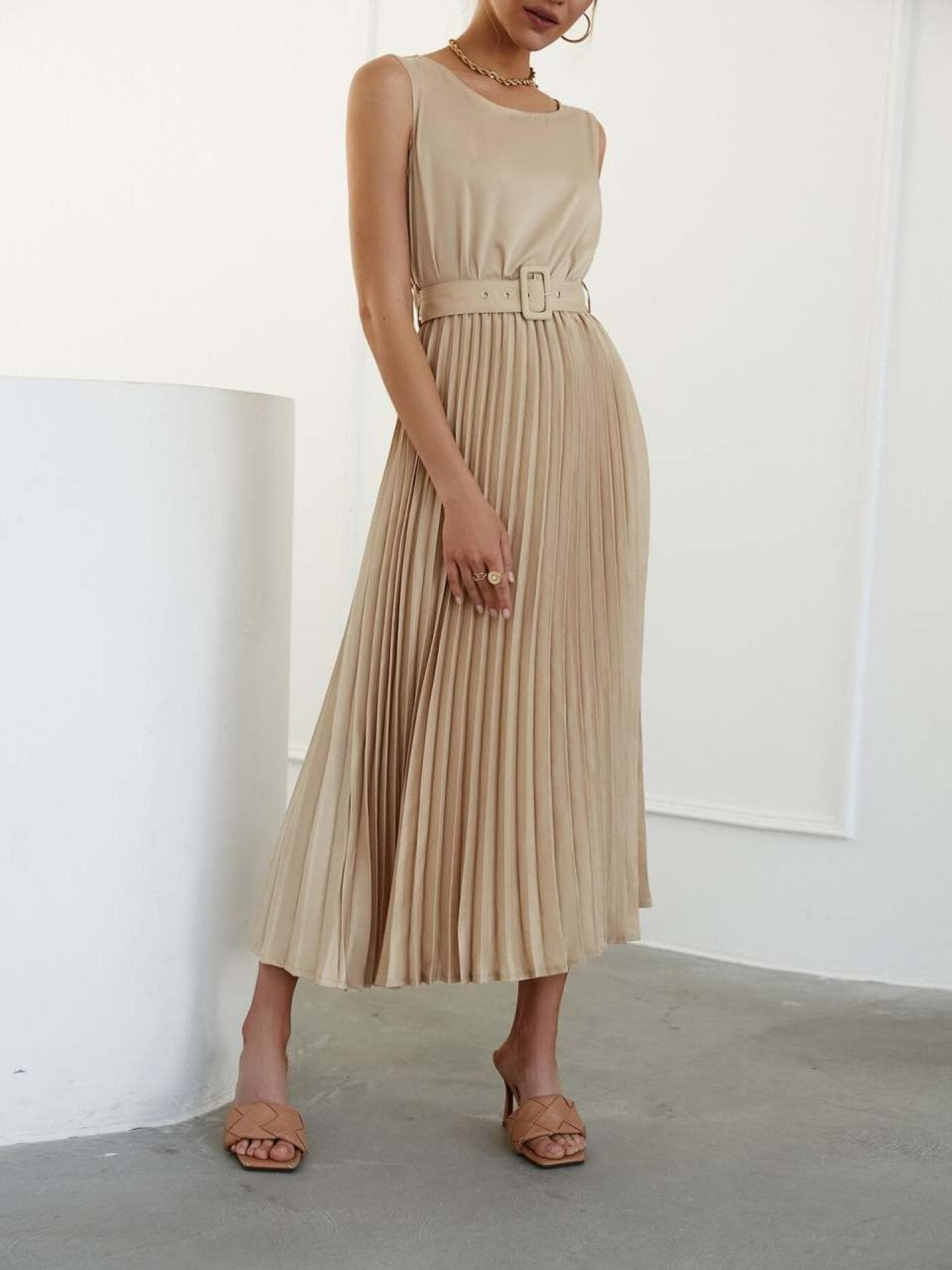 Frau in beigefarbenem Kleid