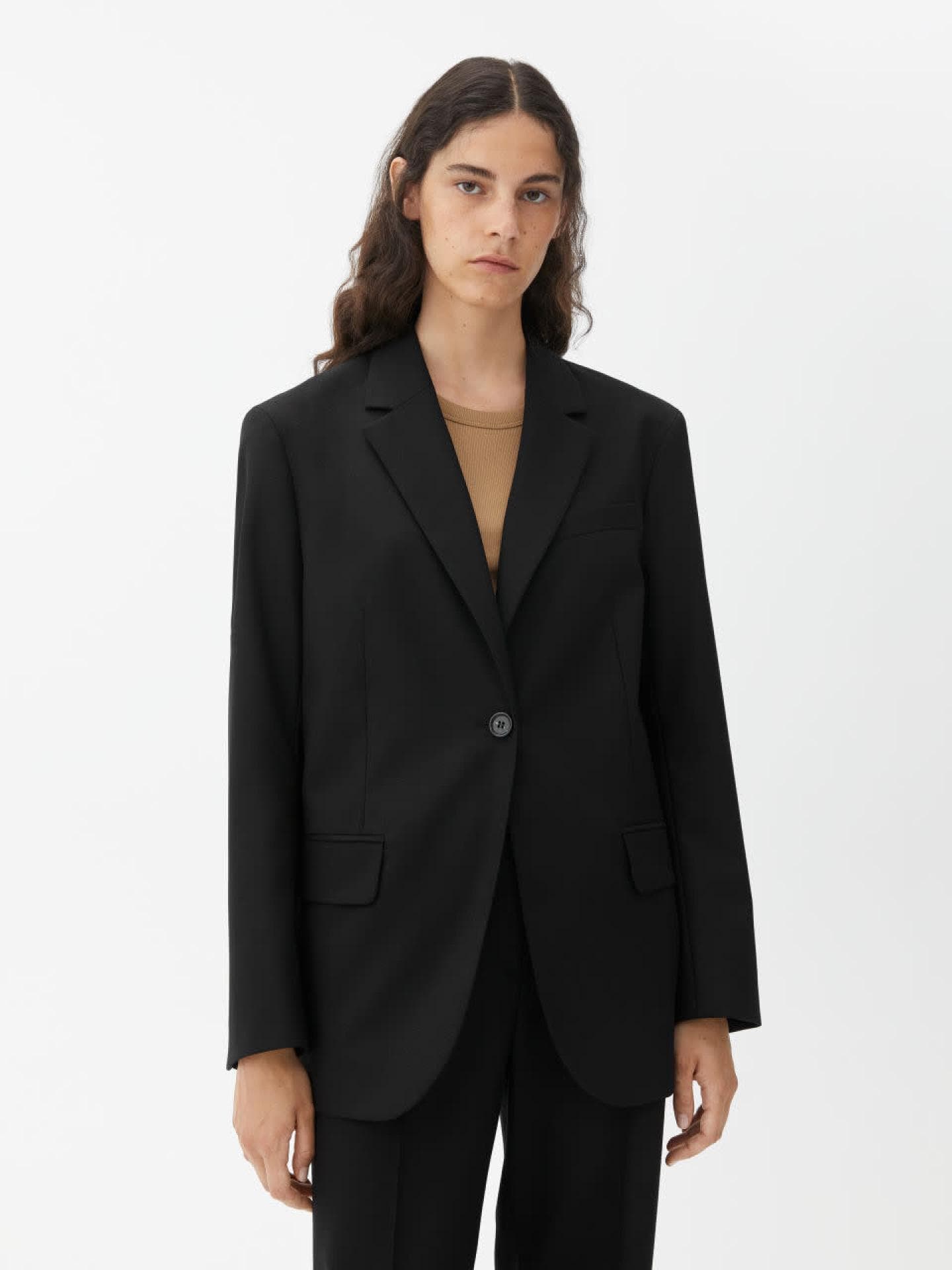 Frau in einem schwarzen Blazer