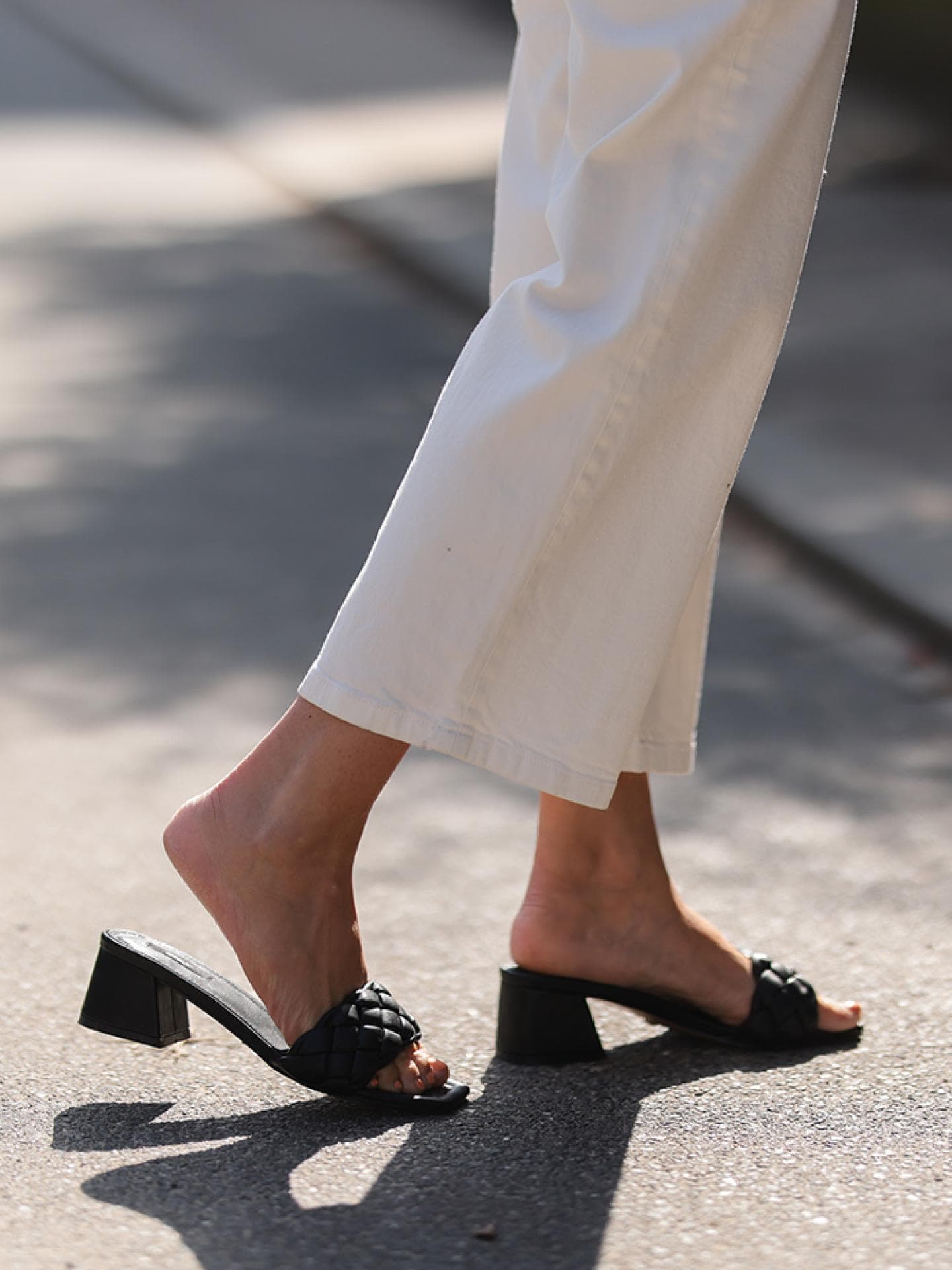 Frau in schwarzen Sandalen