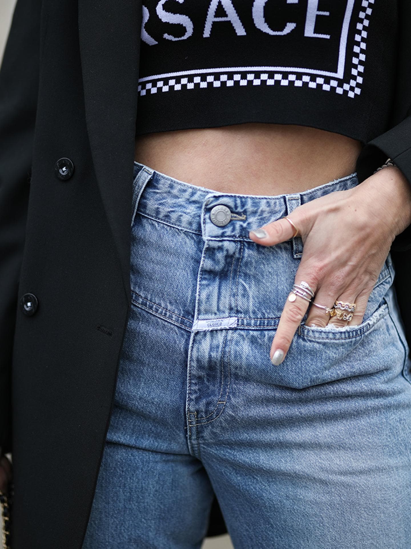 Frau trägt eine Jeans von Closed