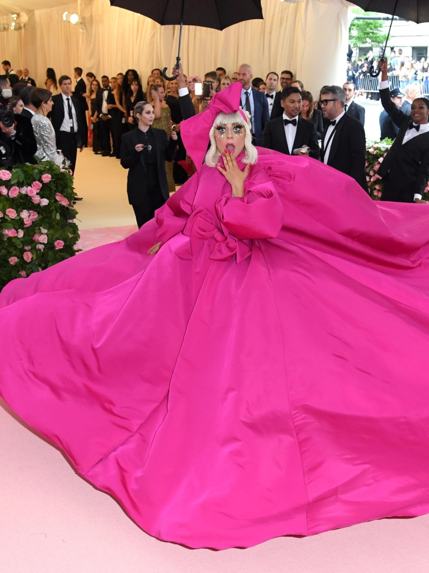 Lady Gaga auf der Met Gala 2019 in pinker Robe