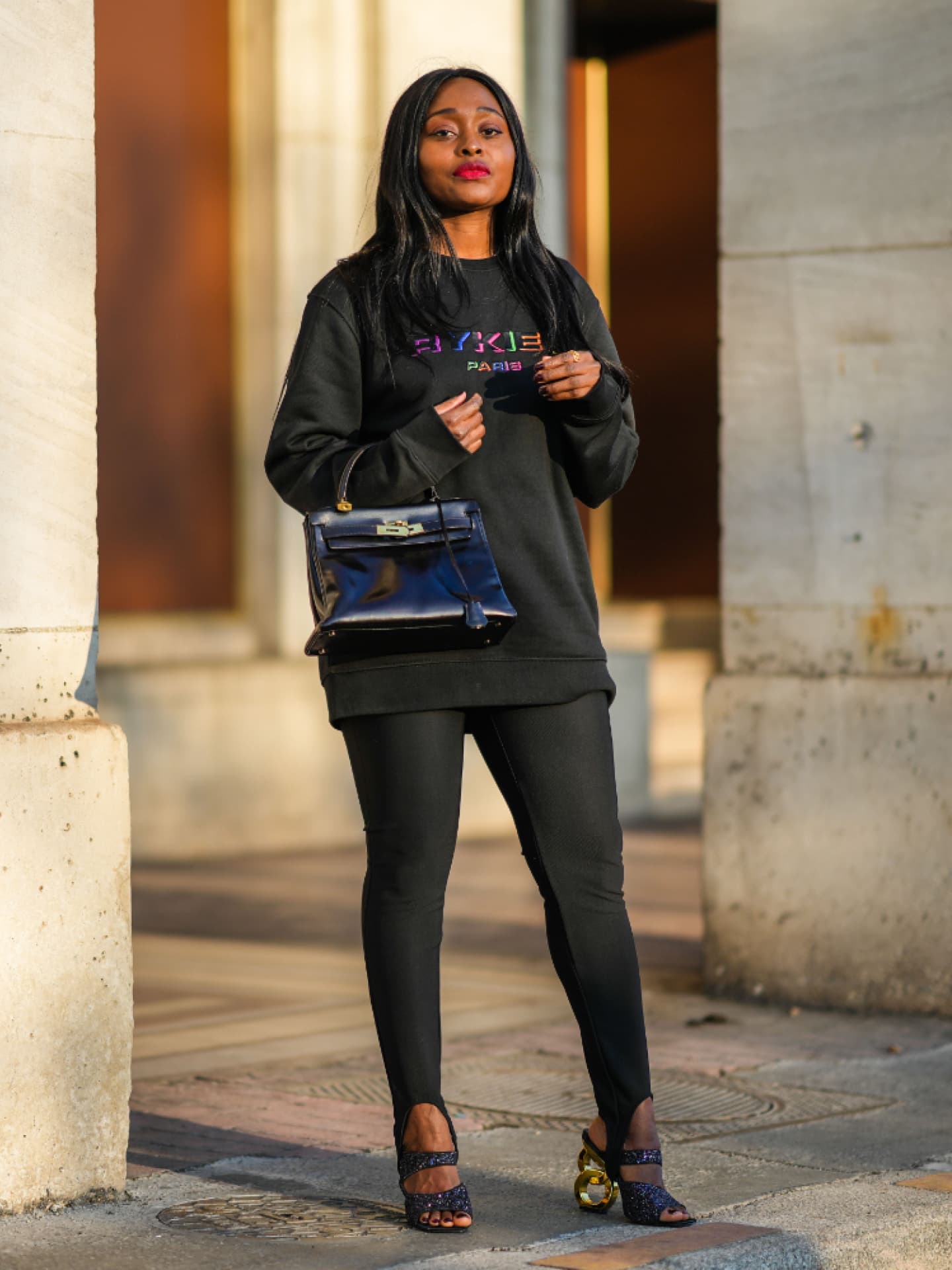 Frau trägt schwarze Leggings und Oversize Pullover