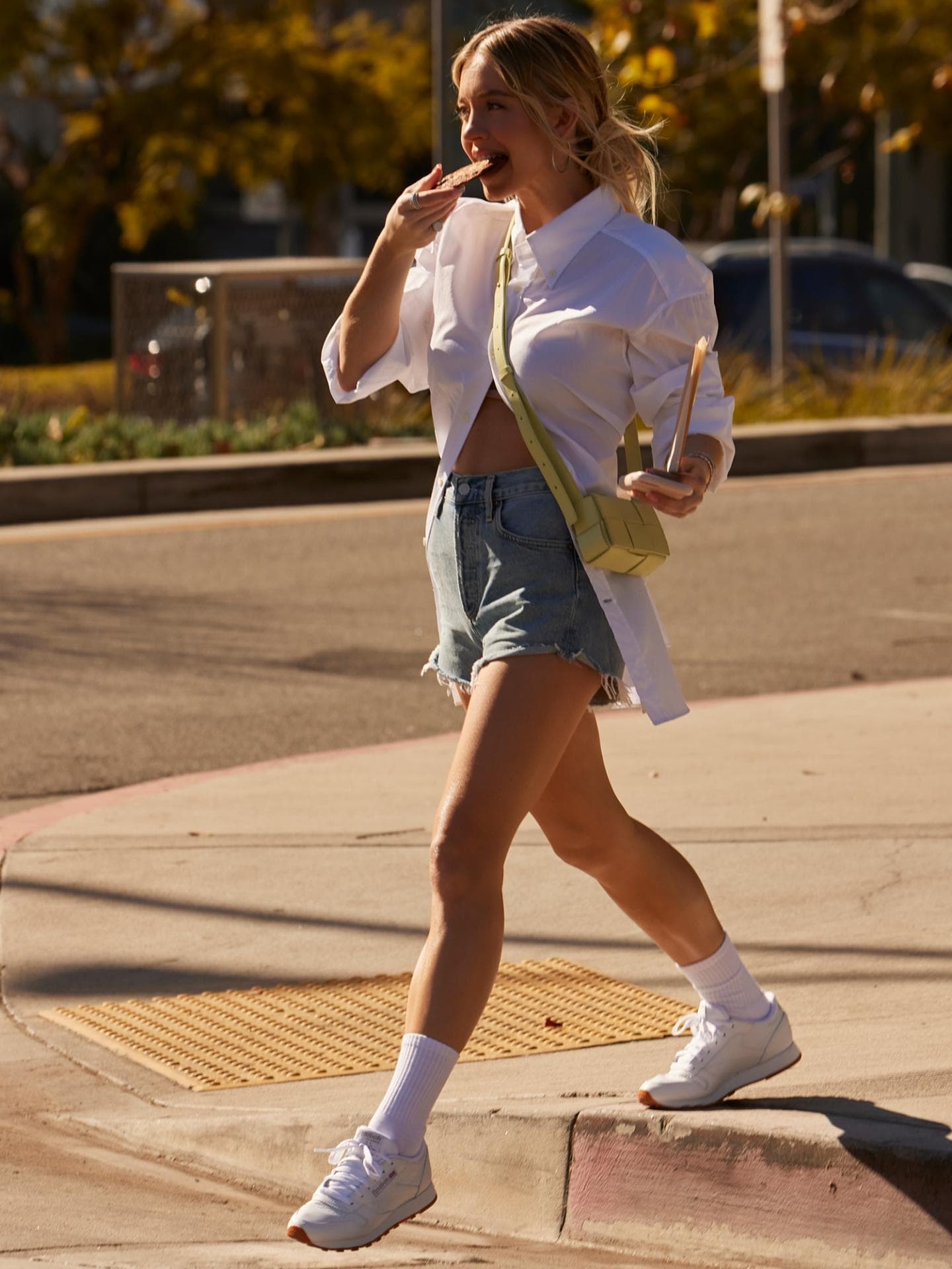Sydney Sweeney trägt weißen Reebok Sneaker