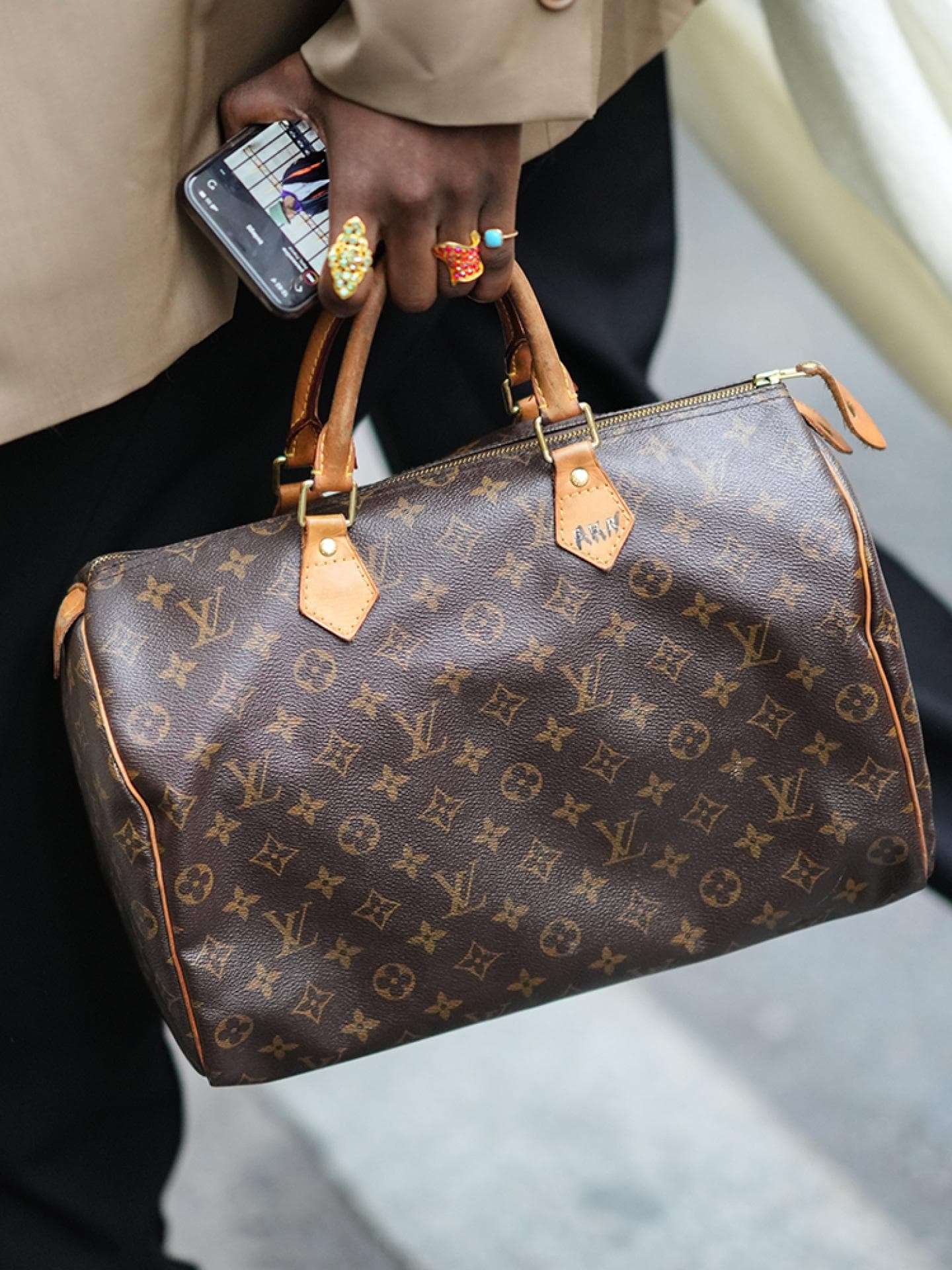 Frau mit Speedy von Louis Vuitton