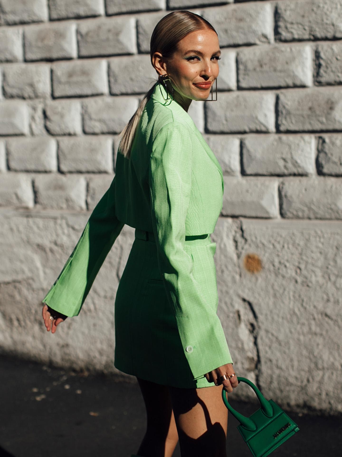 Leonie Hanne in grünem Kleid