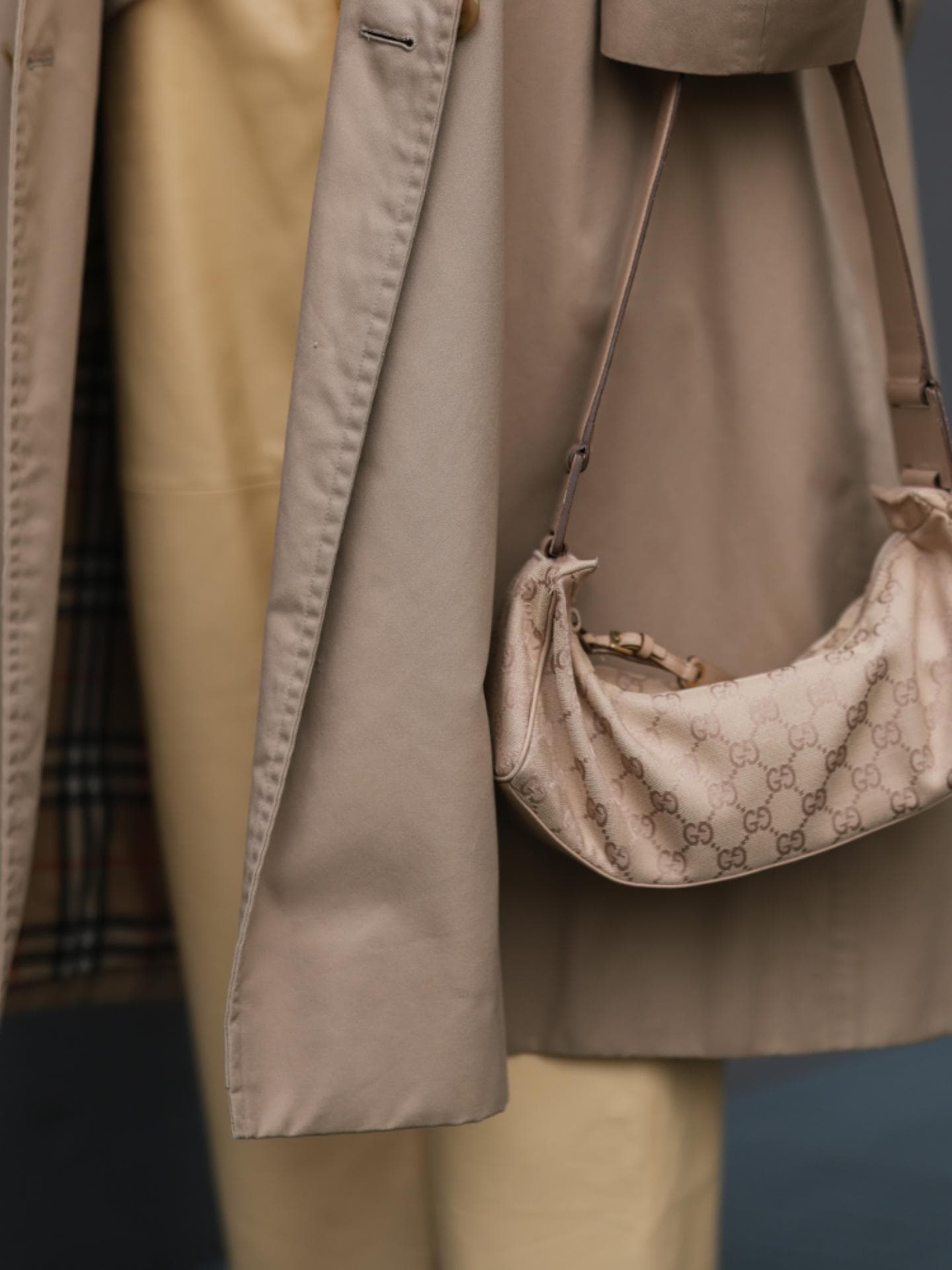 Frau Streetstyle beiger Look Gucci Tasche