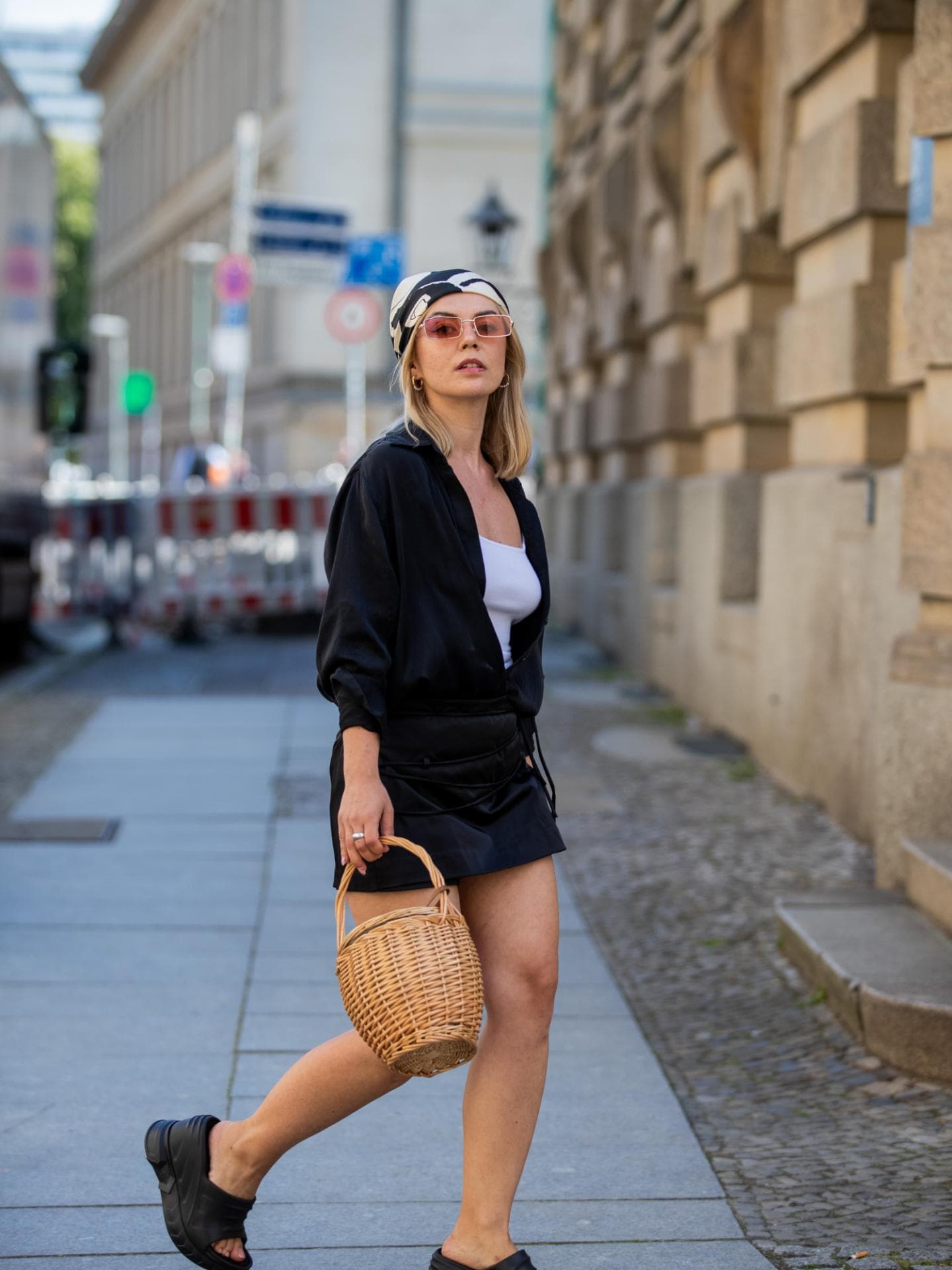 Frau trägt schwarzes Outfit Streetstyle
