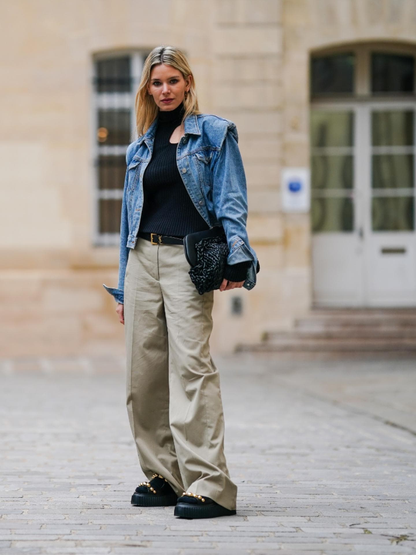 Natalia Verza trägt Jeansjacke Frau Streetstyle