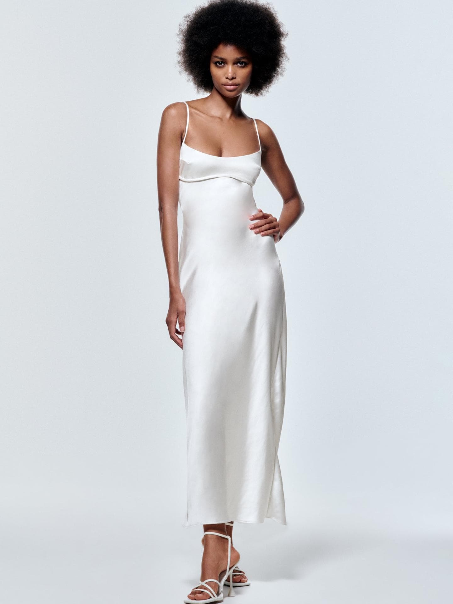 ZARA KLEID IN SATINOPTIK MIT CUT-OUTS