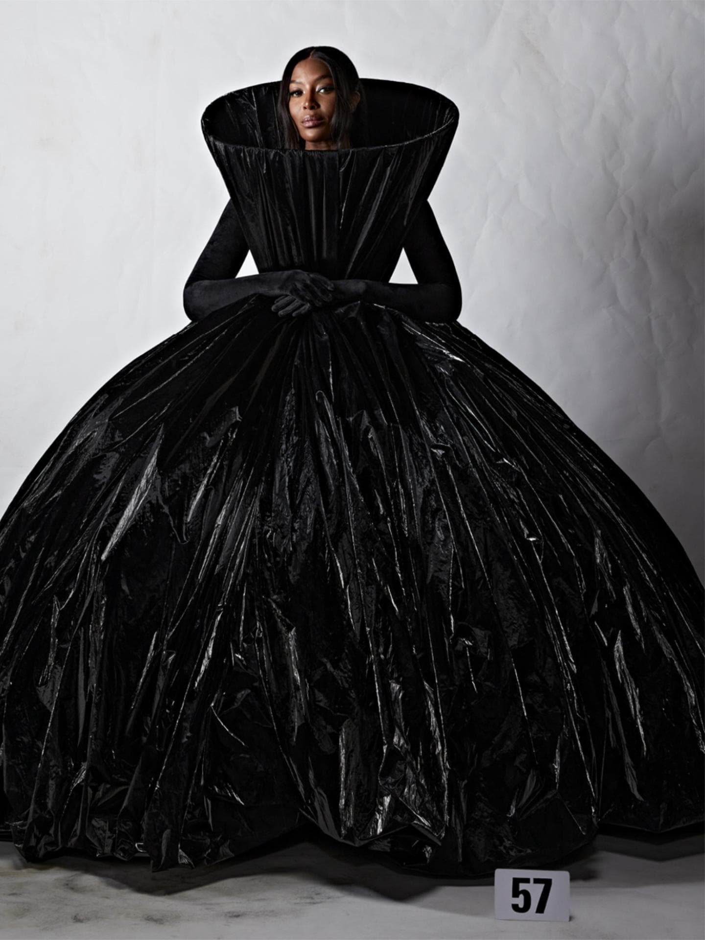 Balenciaga Show Naomi Campbell schwarzes Kleid Balenciaga Show Naomi Campbell schwarzes Kleid