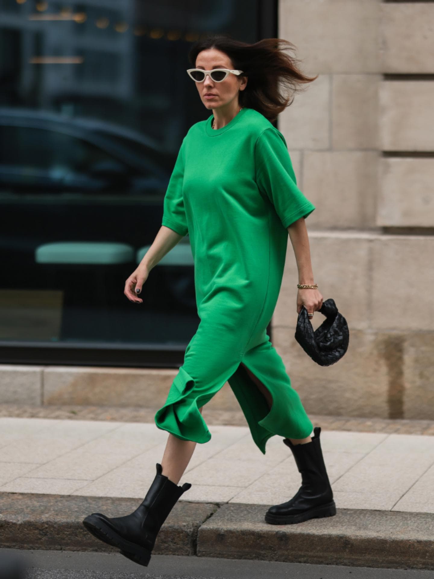 Elise Seitz trägt grünes Oversize Kleid Streetstyle