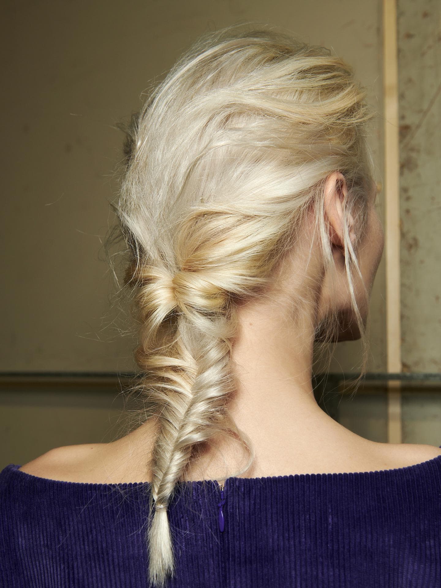 Frau mit blonden Haaren und Fischgrätenzopf Frau mit blonden Haaren und Fischgrätenzopf