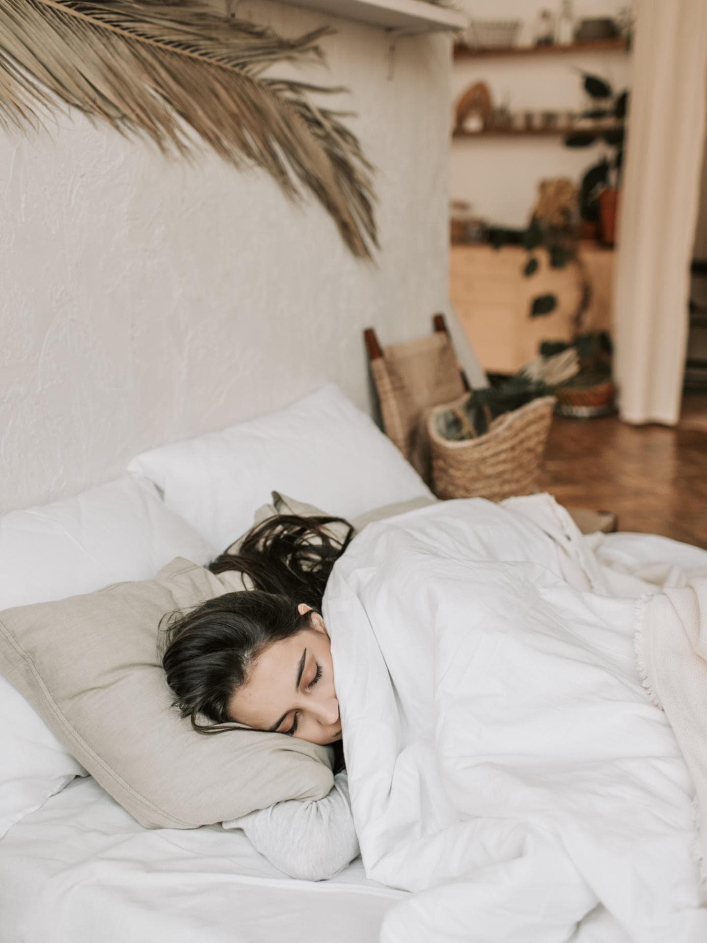 Frau schläft im Bett