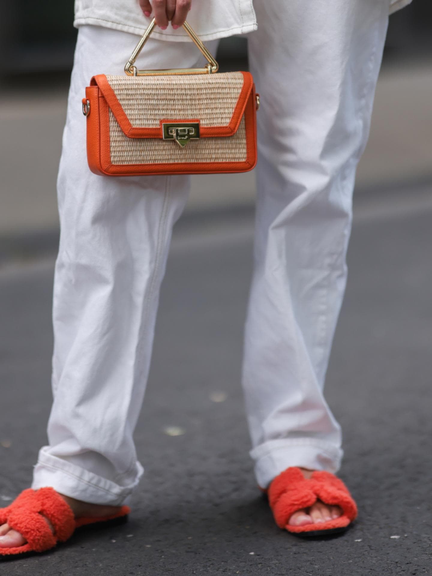 Frau trägt orangene Sandalen Streetstyle