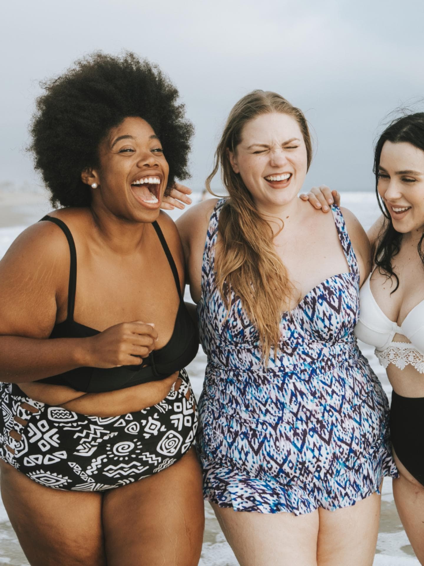 Frauen am Strand lachend