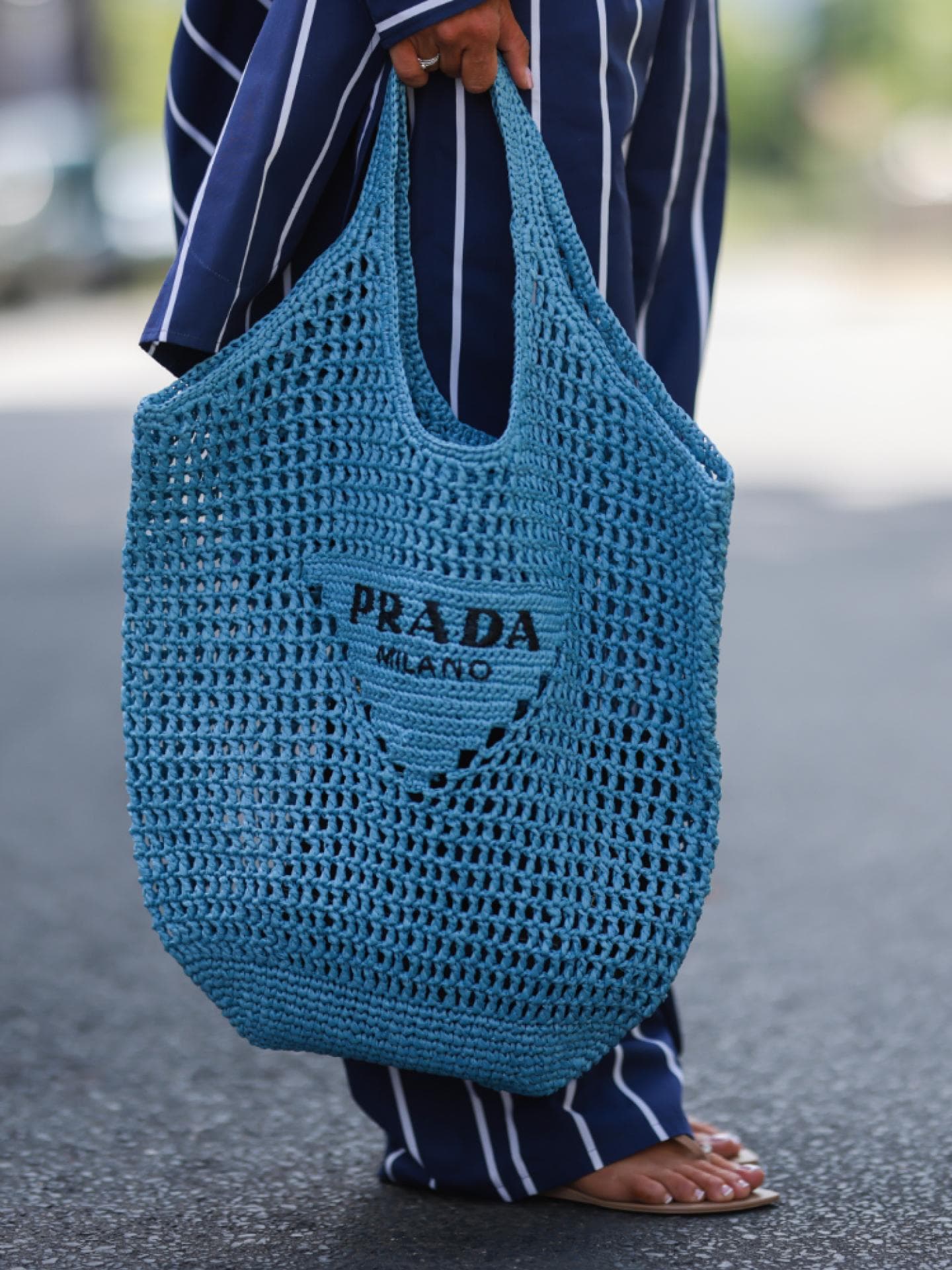 Sandale blaue Tasche gestreifter Anzug Streetstyle
