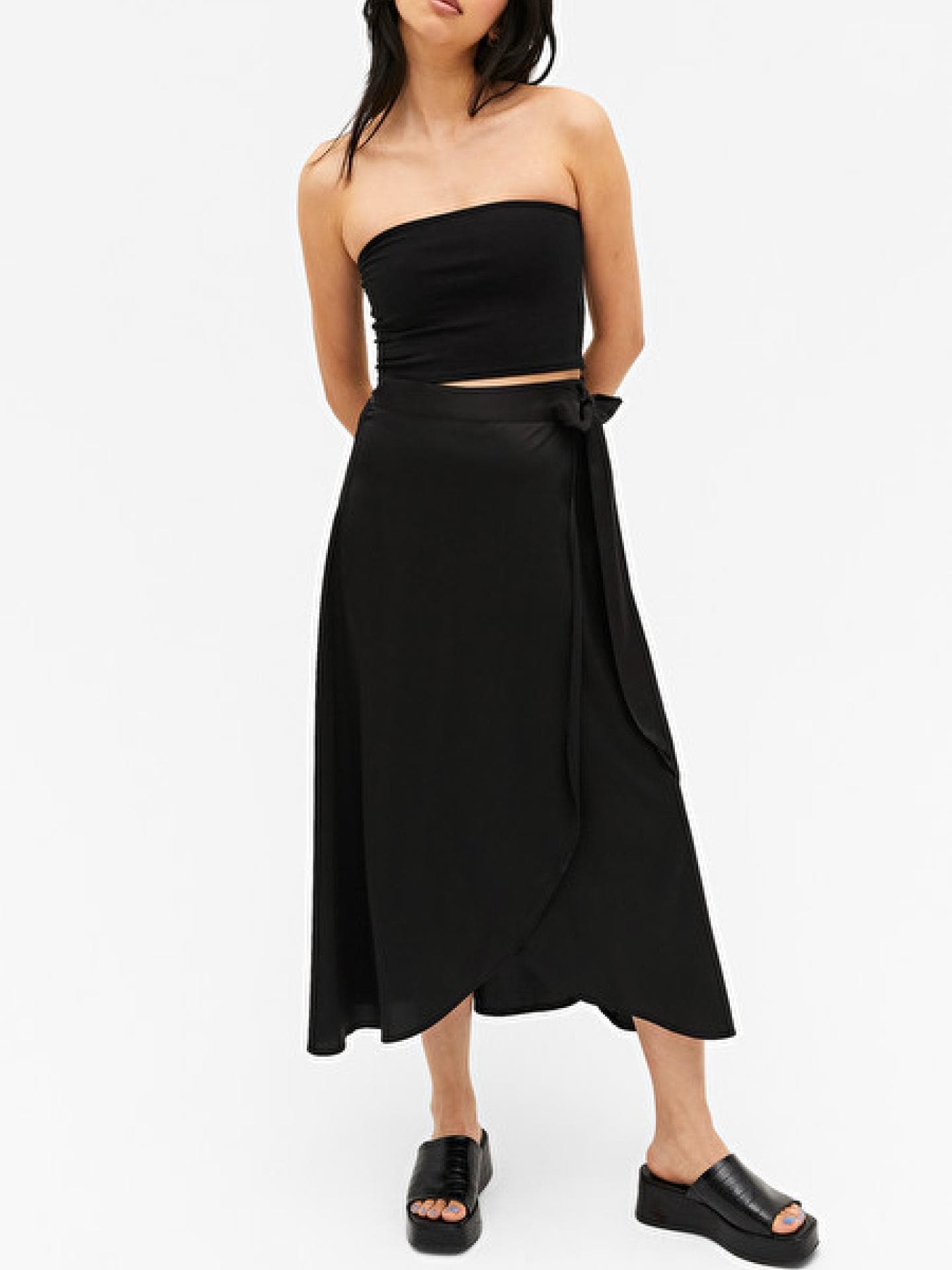 Satin-Wickelrock in Midilänge schwarz Monki