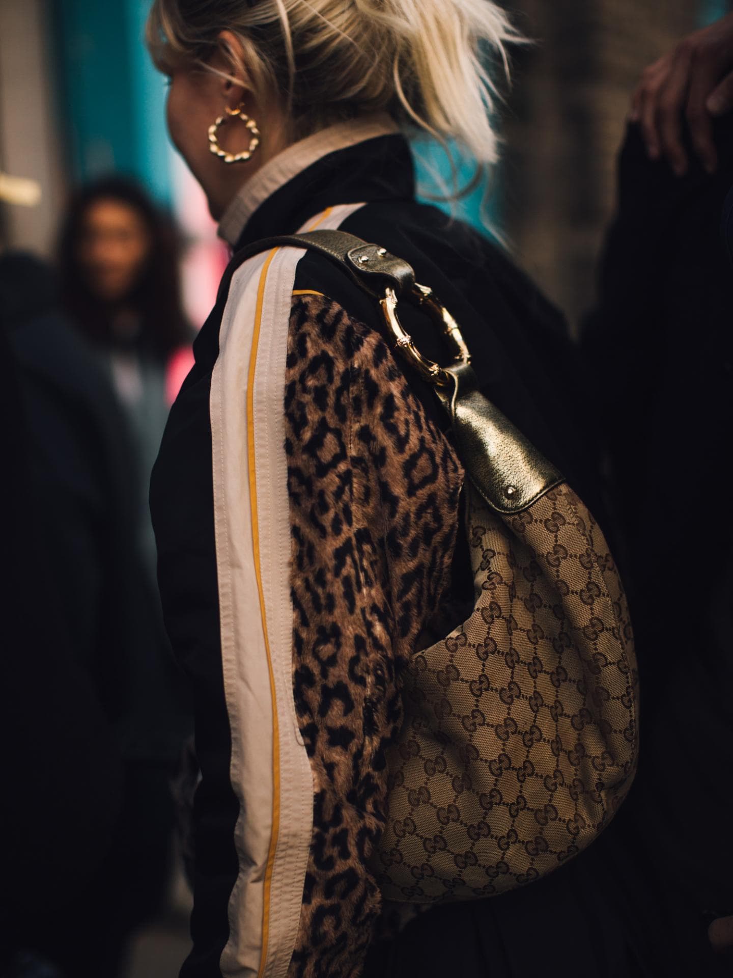 Frau mit einer Gucci-Tasche
