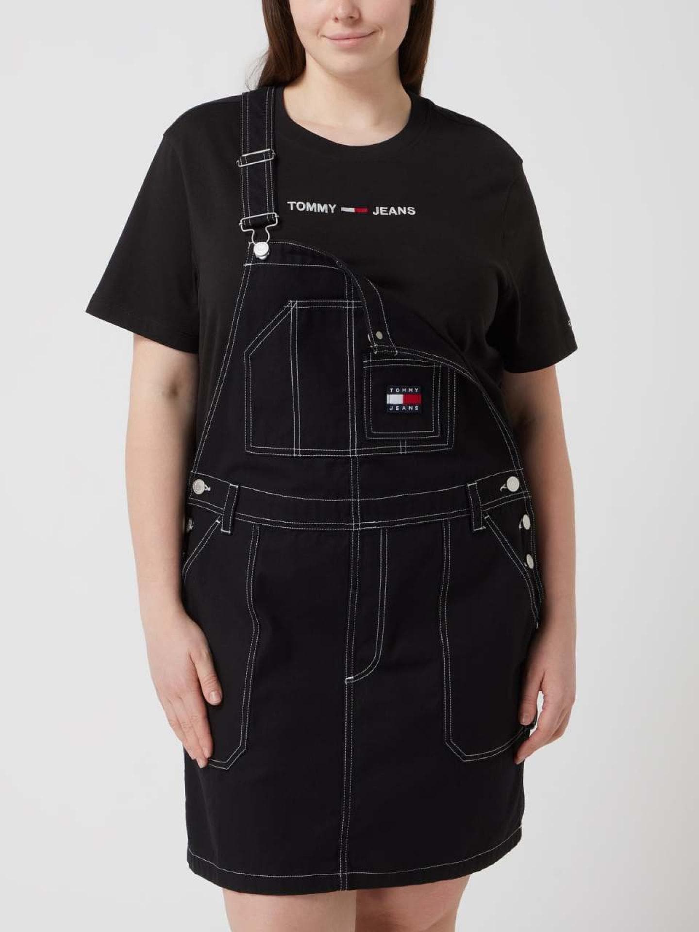 Tommy Jeans Curve PLUS SIZE Latzkleid aus Baumwolle - Schwarz