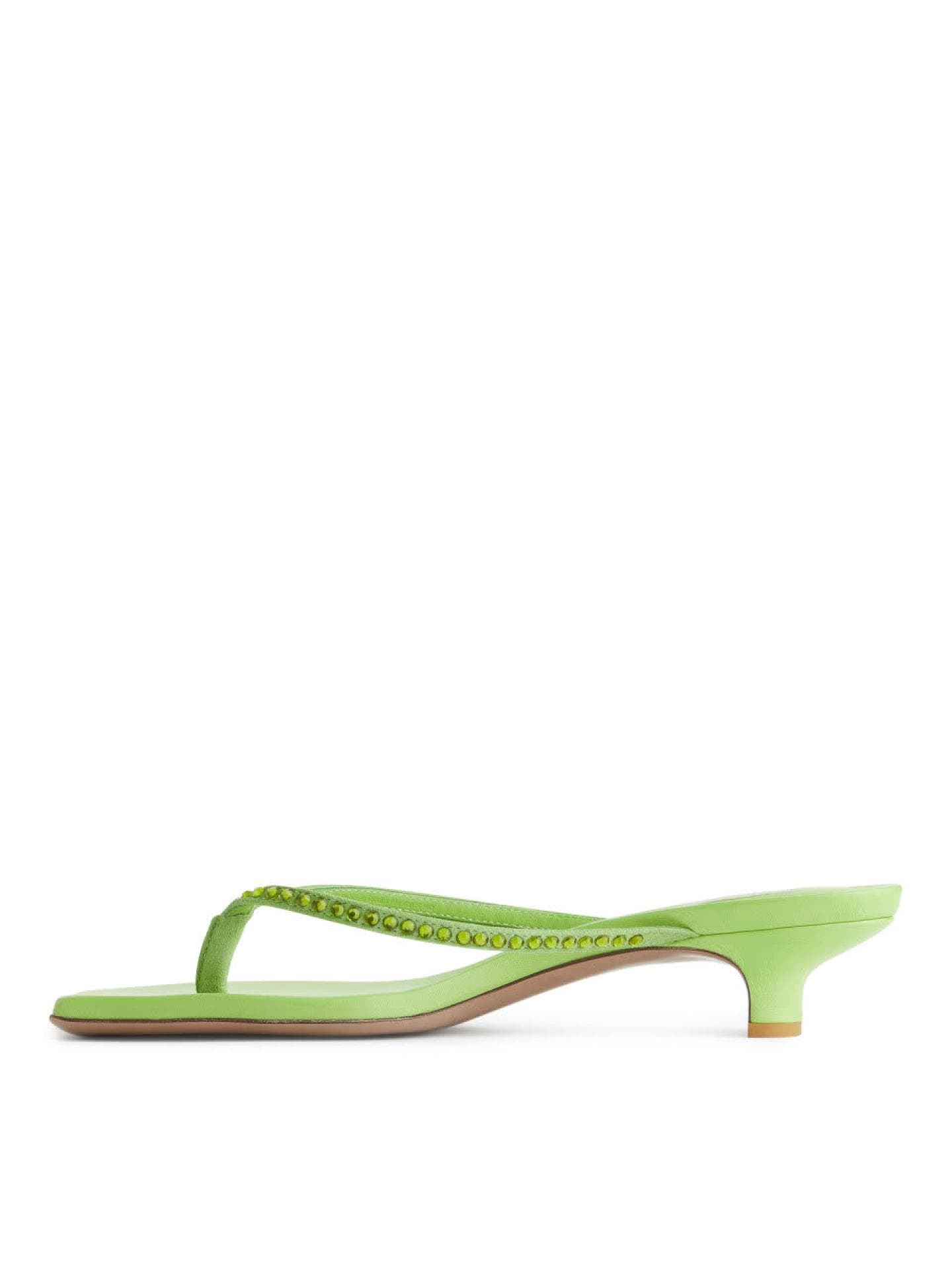 Zehensteg-Sandalen aus Leder grün Arket