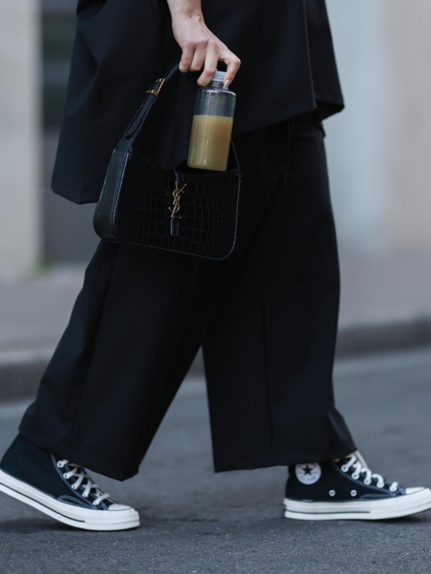 Frau trägt Jeans Paris Fashion Week 2022