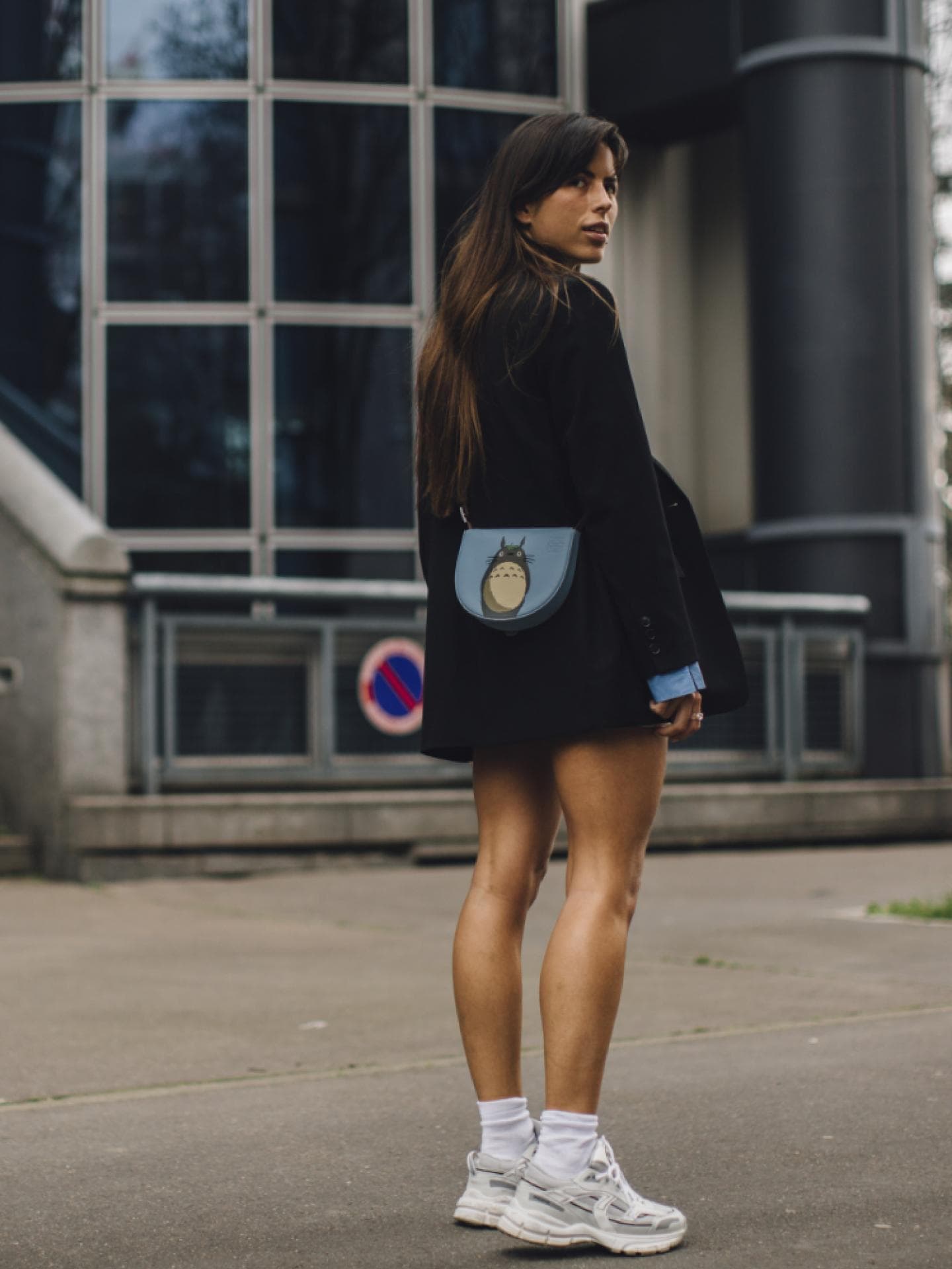 Frau trägt Outfit mit Sneakern Streetstyle