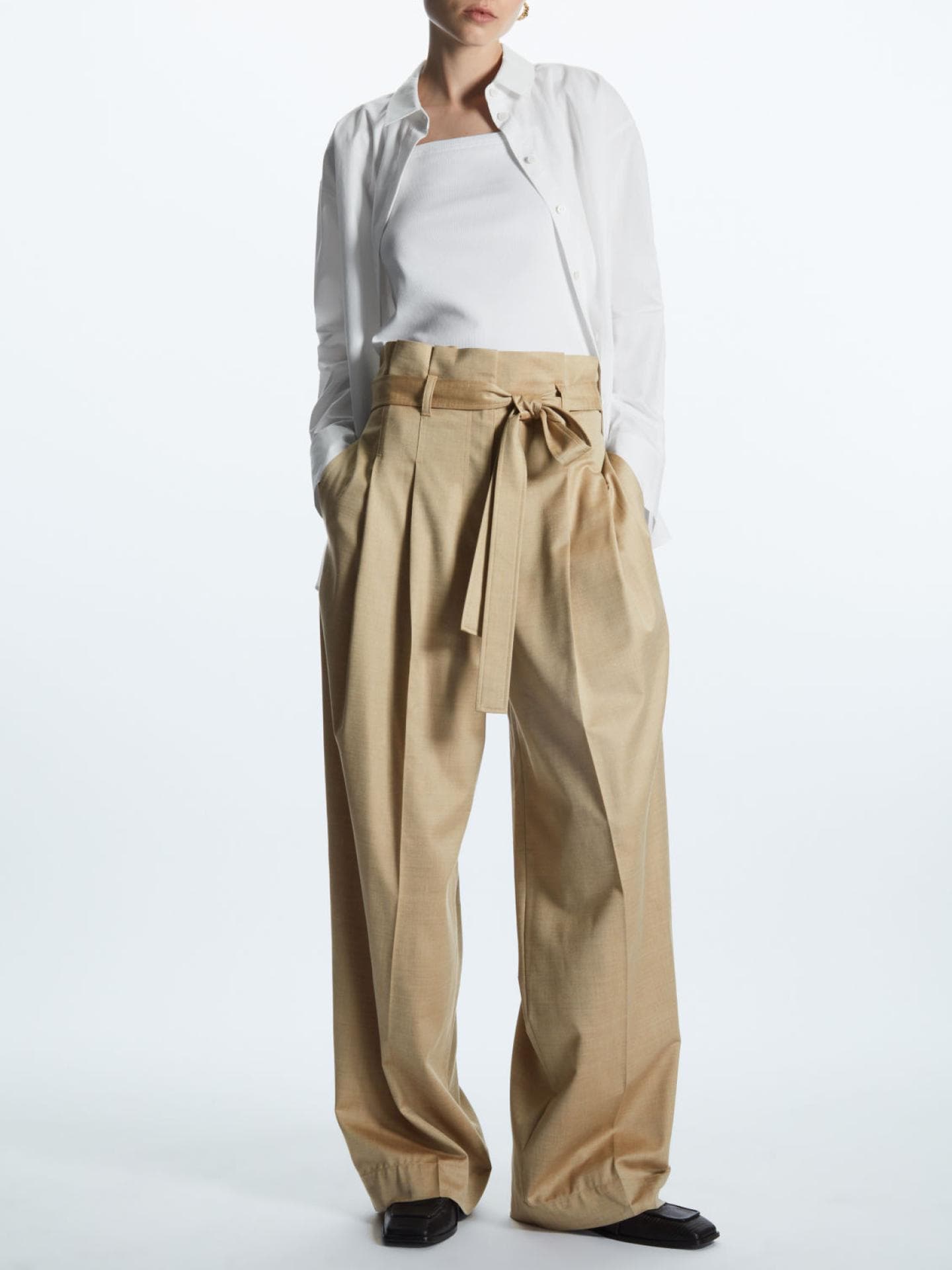 HOSE MIT PAPERBAG-BUND UND GÜRTEL COS beige