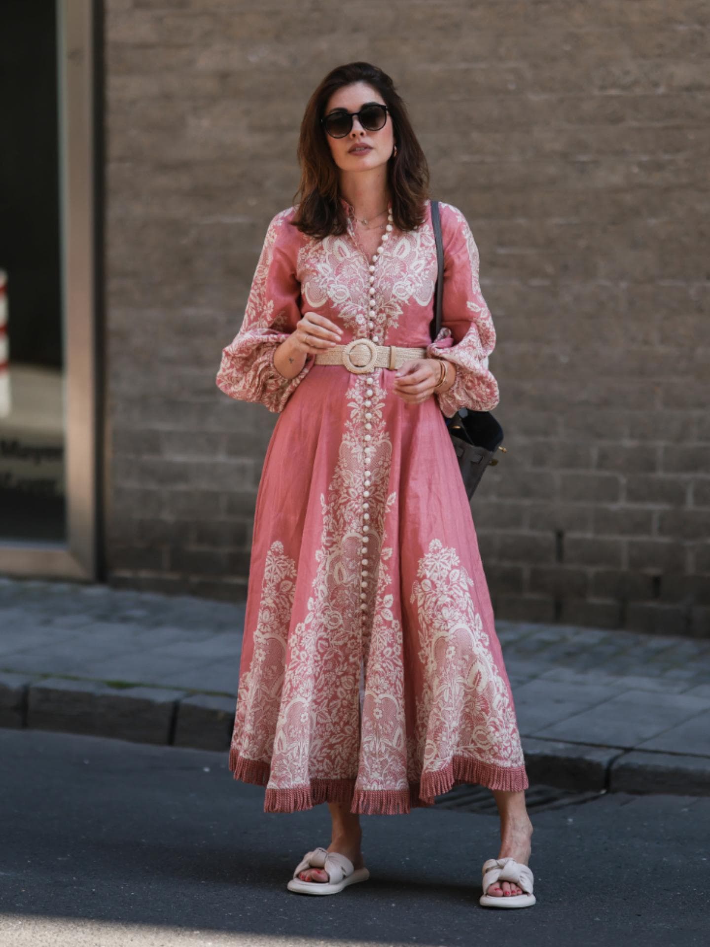 Ira Meindl trägt verspieltes Kleid rosa weiß