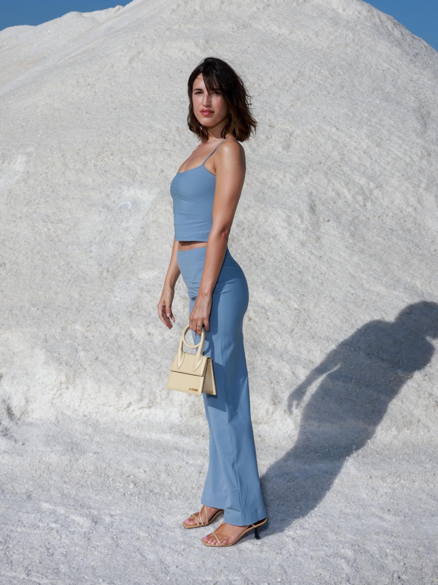 Jeanne Damas trägt blauen Zweiteiler
