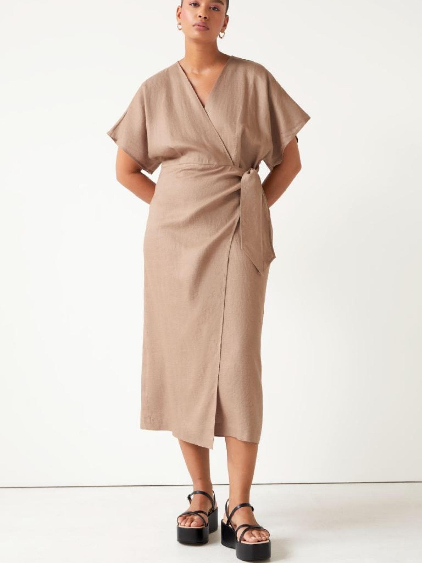 Midi-Wickelkleid aus Leinen braun &other stories