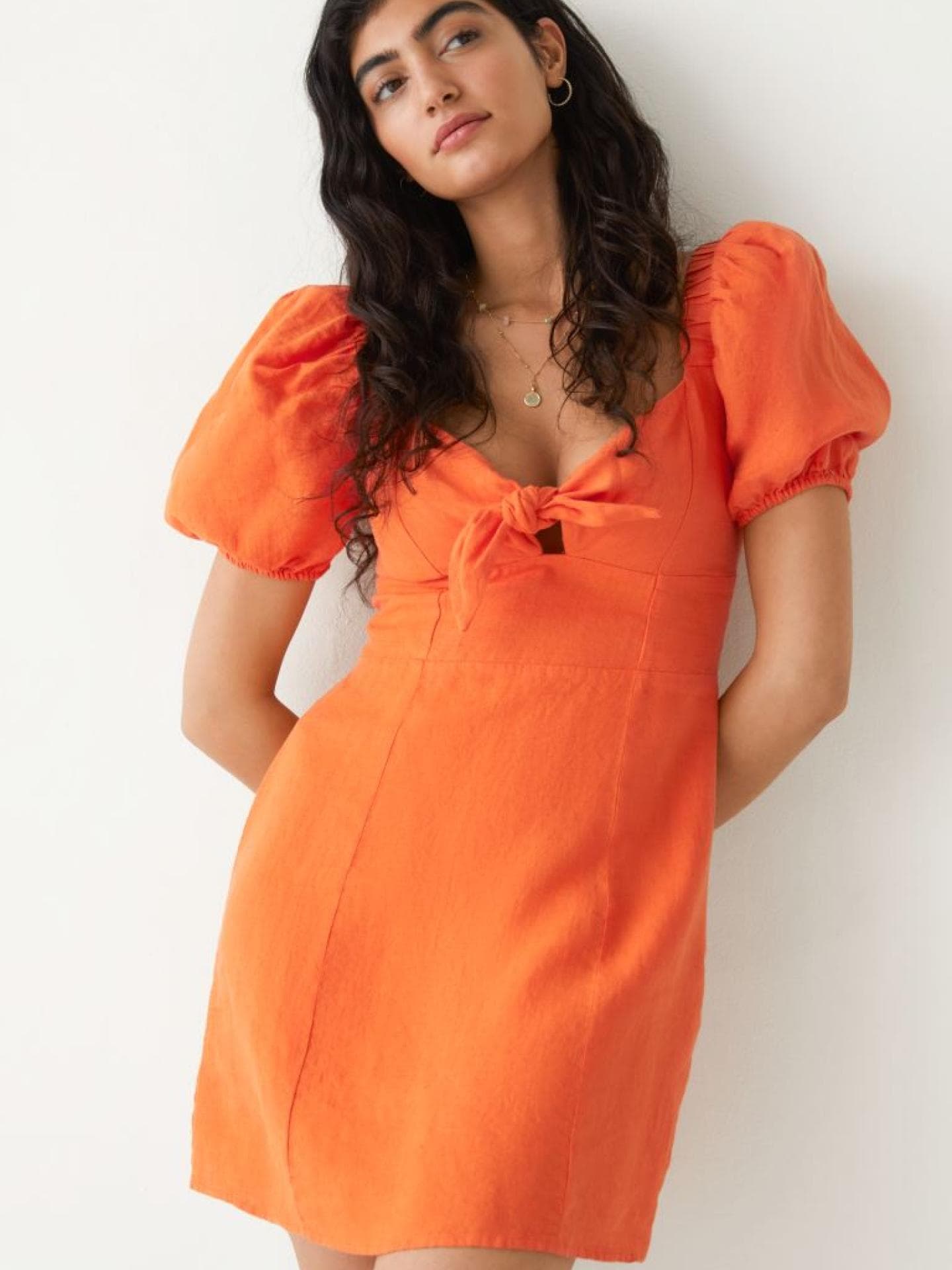 Minikleid aus Leinen mit Schleife orange &other stories