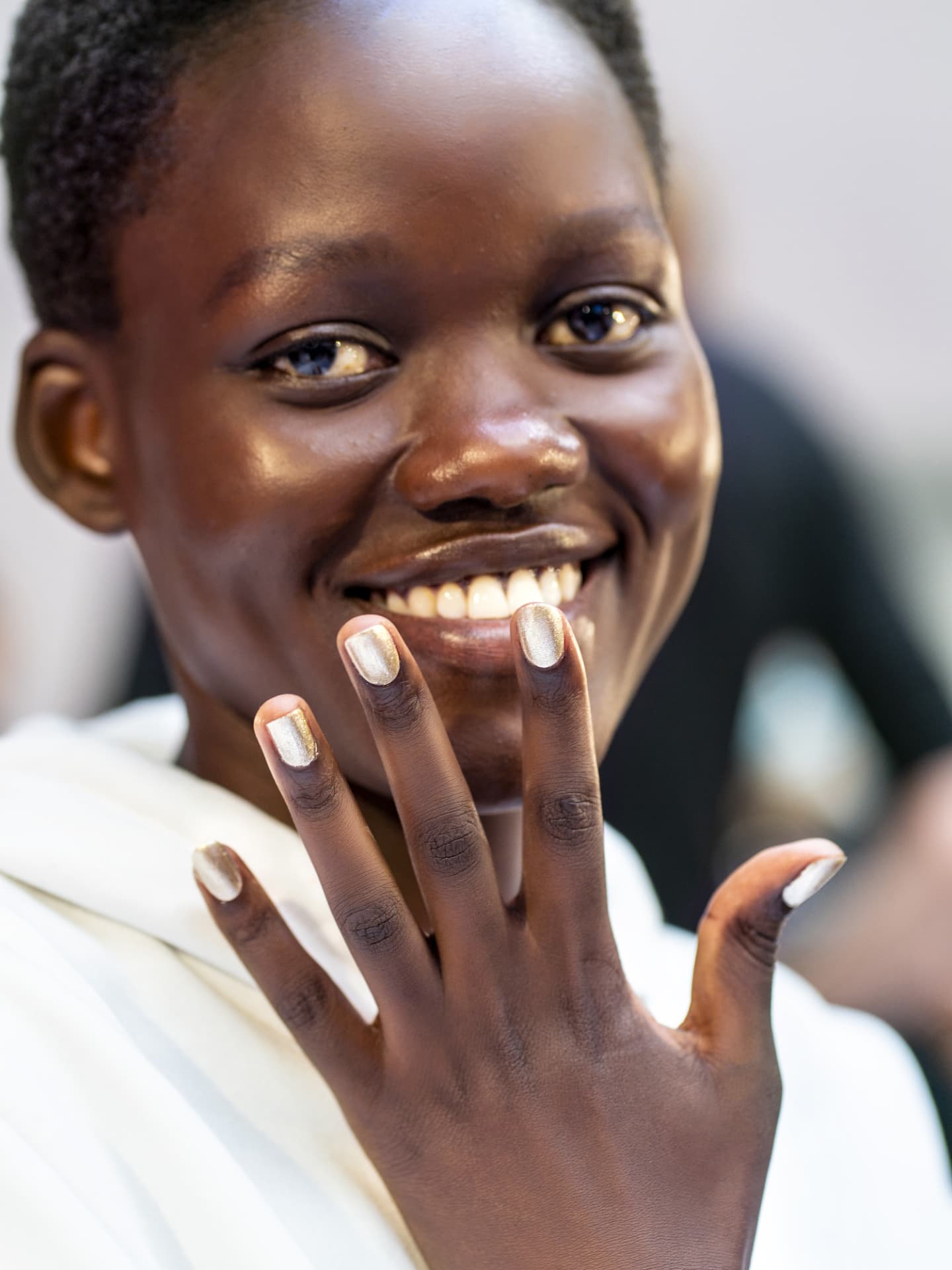 Model mit Chrome Nails