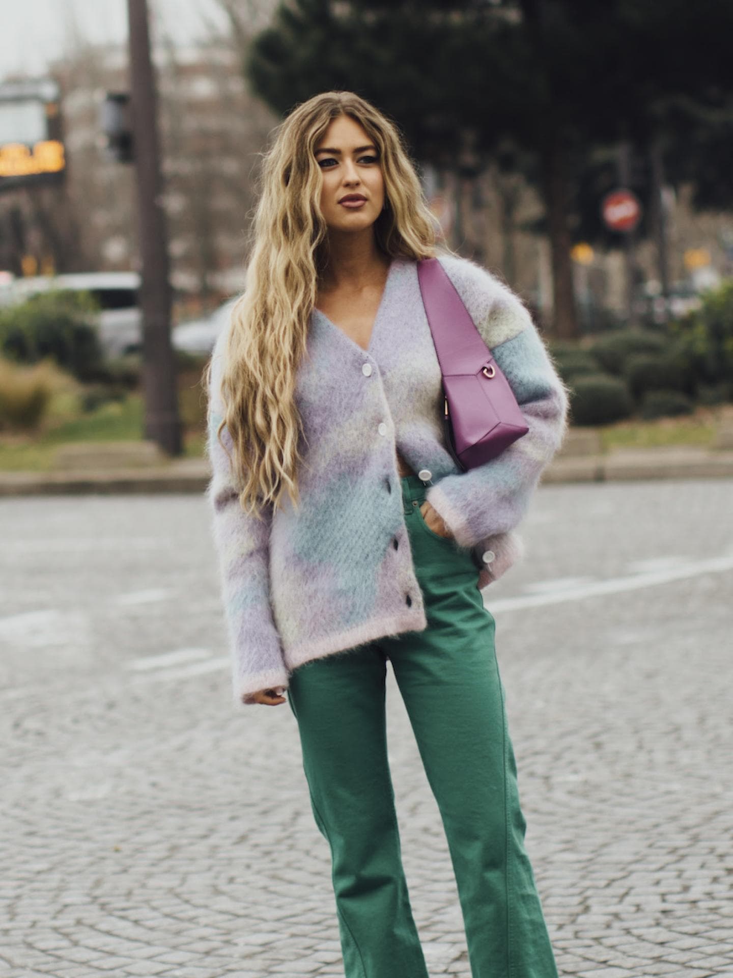 Frau trägt langen Cardigan