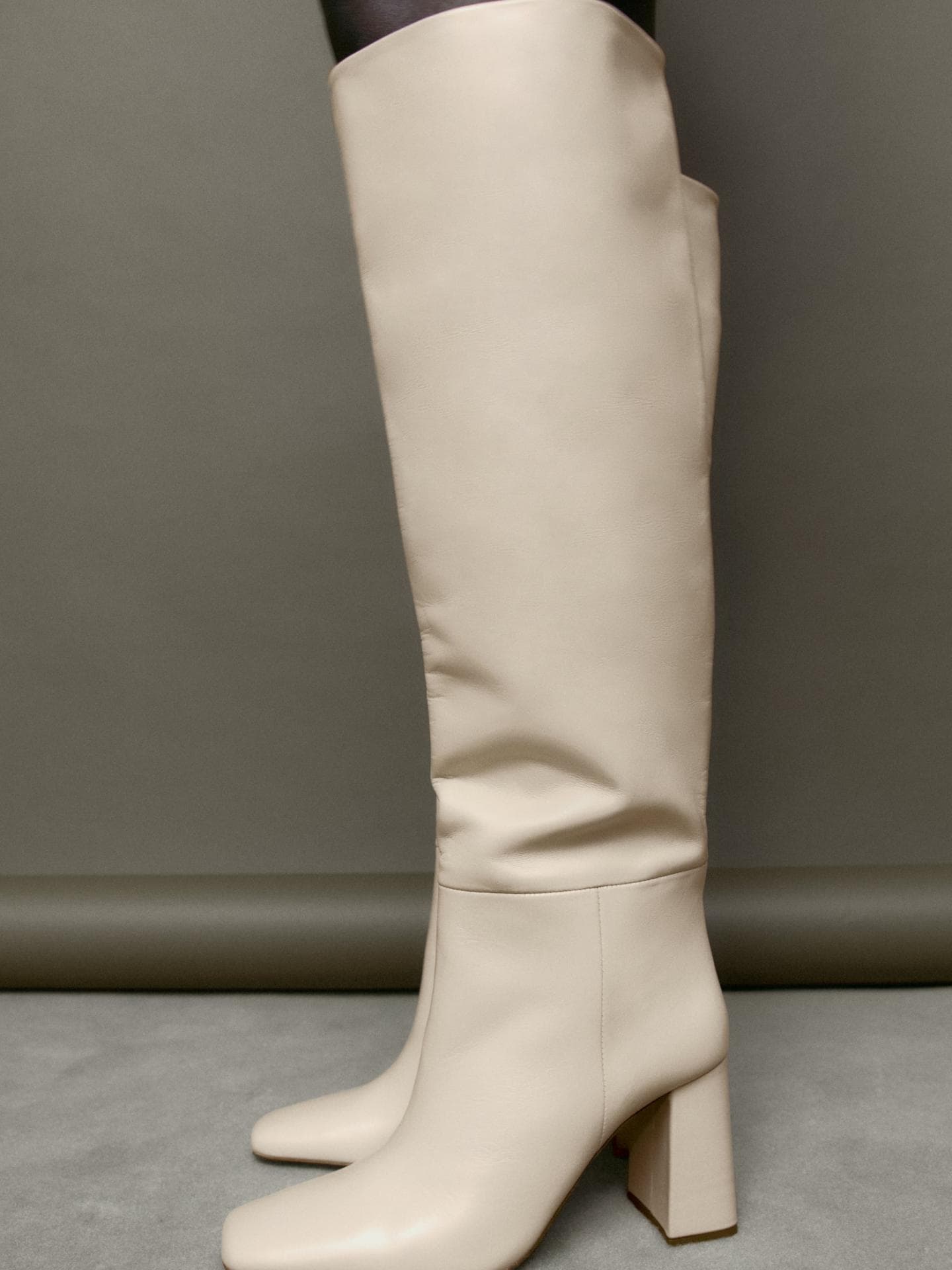 HOHER LEDERSTIEFEL MIT ABSATZ creme ZARA