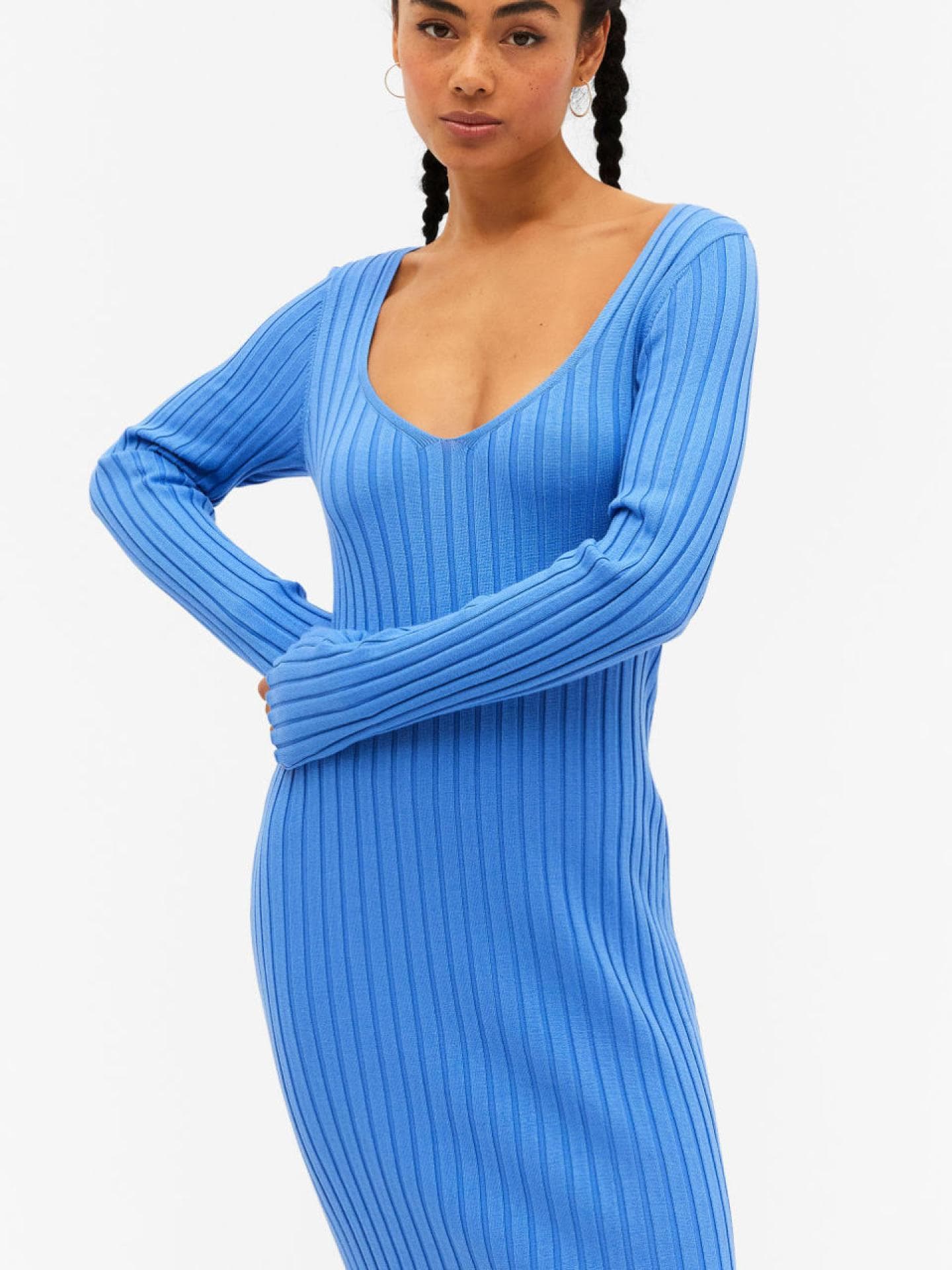 Monki Langärmeliges blaues Midi-Strickkleid