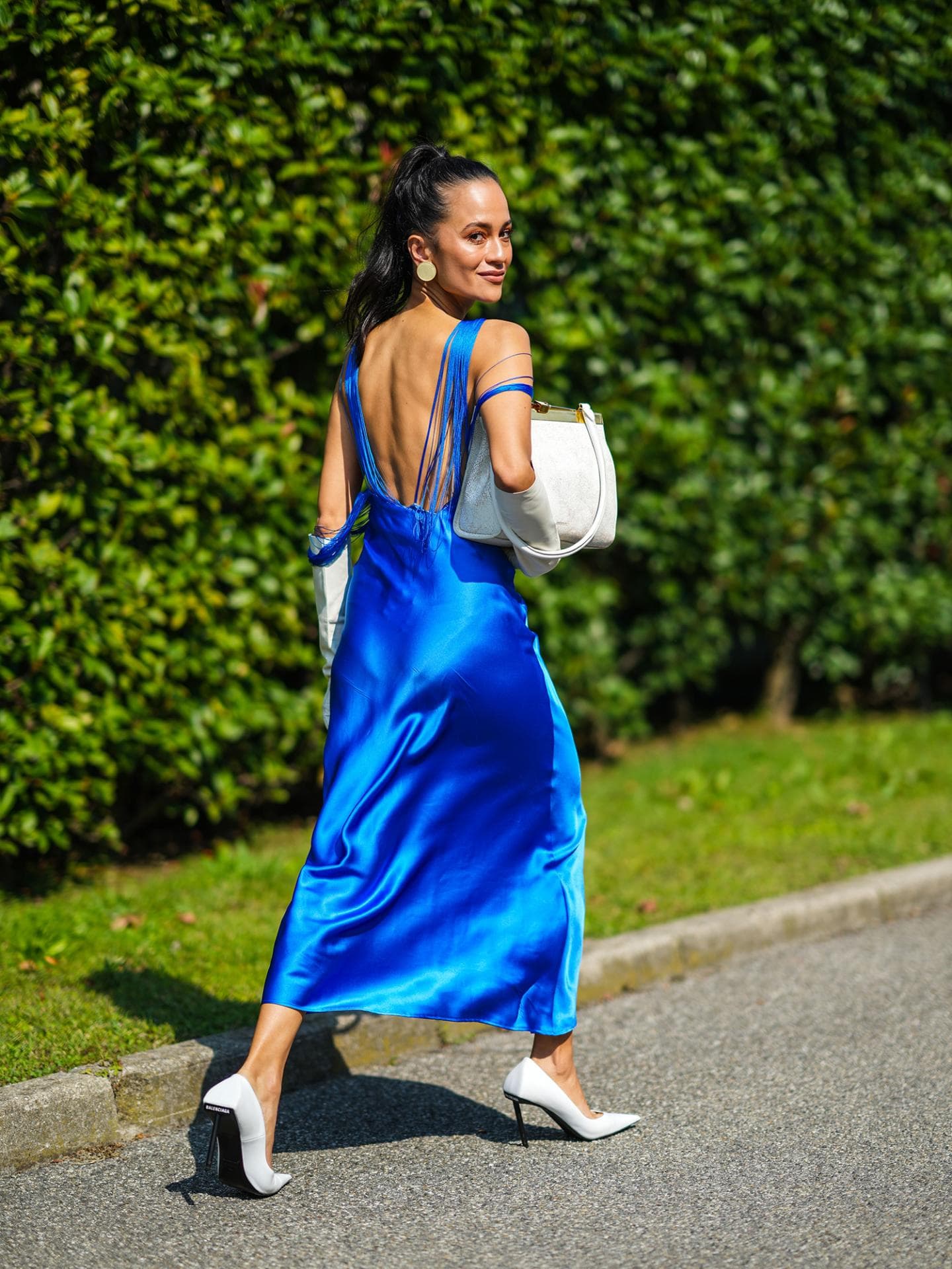 Frau in einem royalblauen Kleid