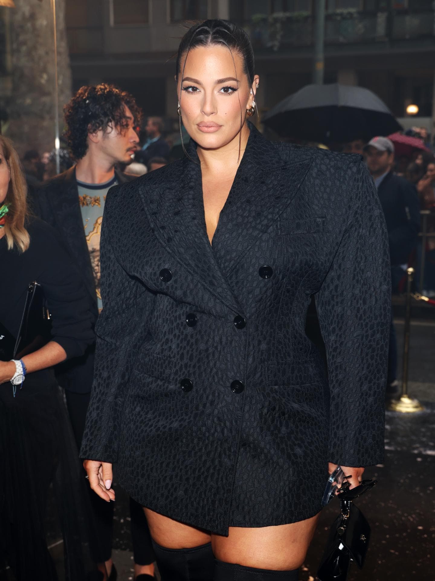 Ashley Graham trägt Blazer-Kleid in schwarz Over knees