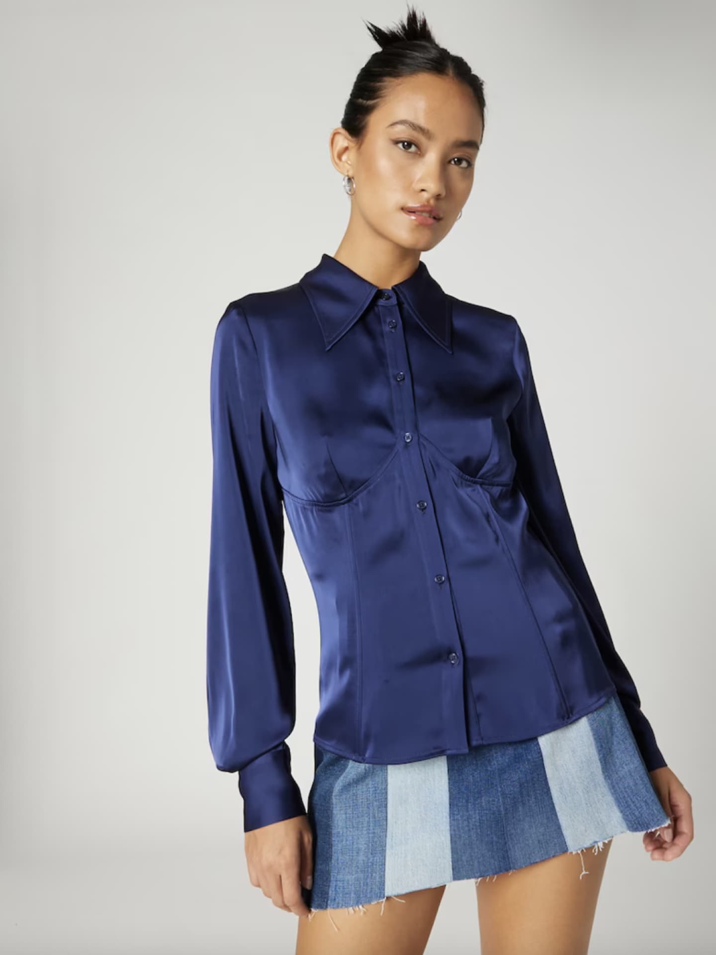 blaue Bluse aus Satin Bella Hadid About You