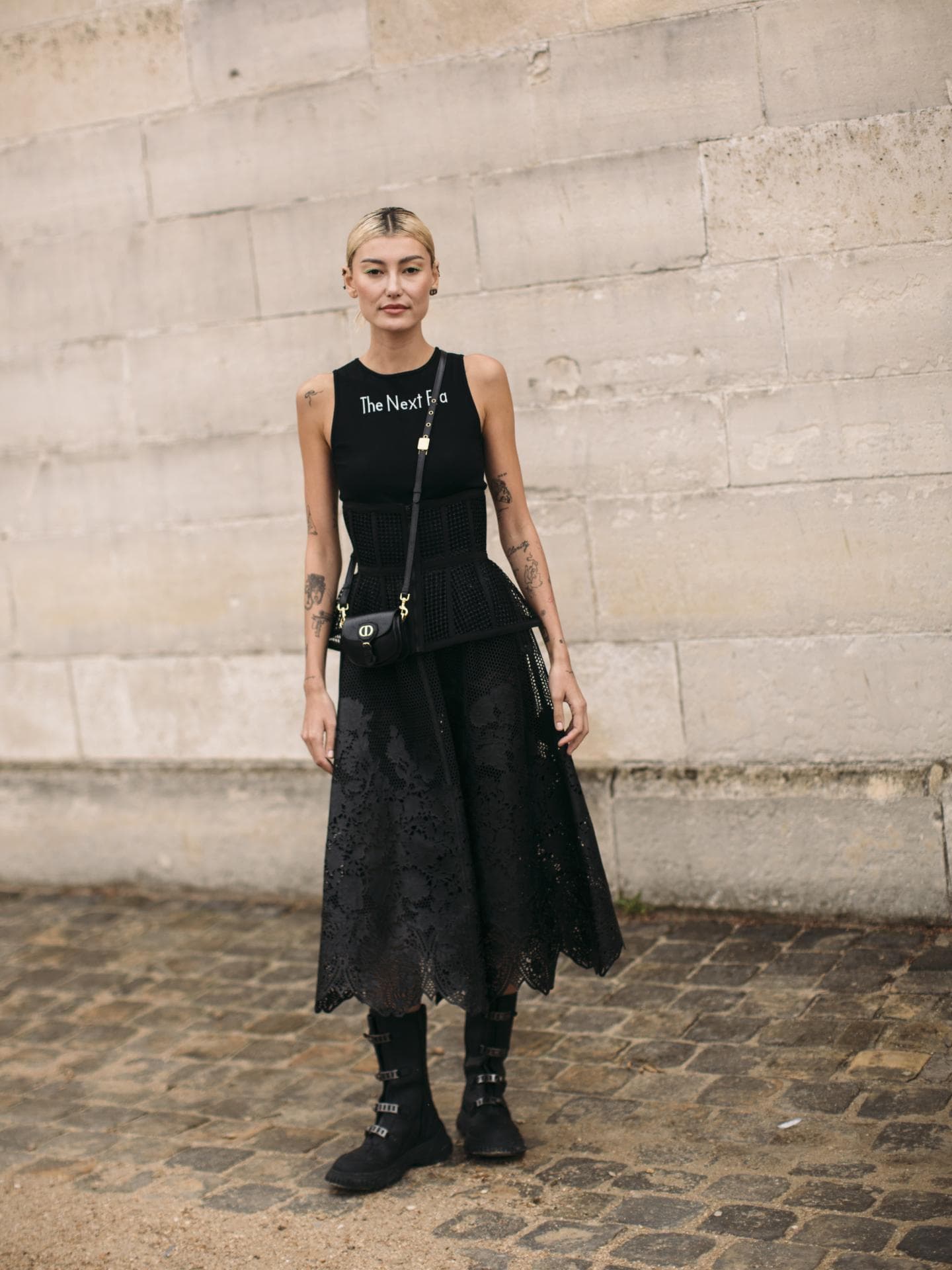 Streetstyle mit Spitzenrock im Neo-Gothic-Stil Streetstyle mit Spitzenrock im Neo-Gothic-Stil