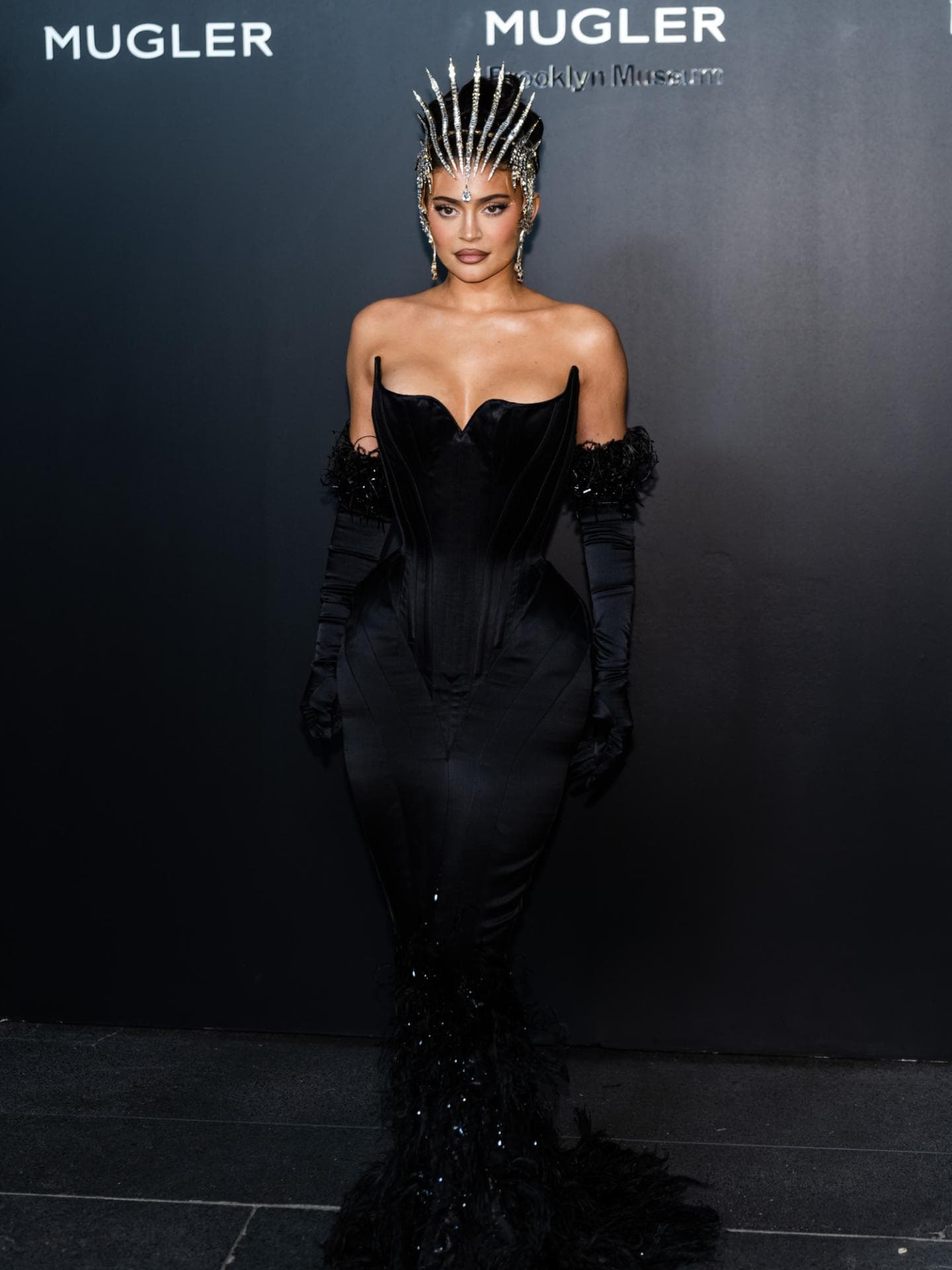 Kylie Jenner im schwarzen Mugler Kleid