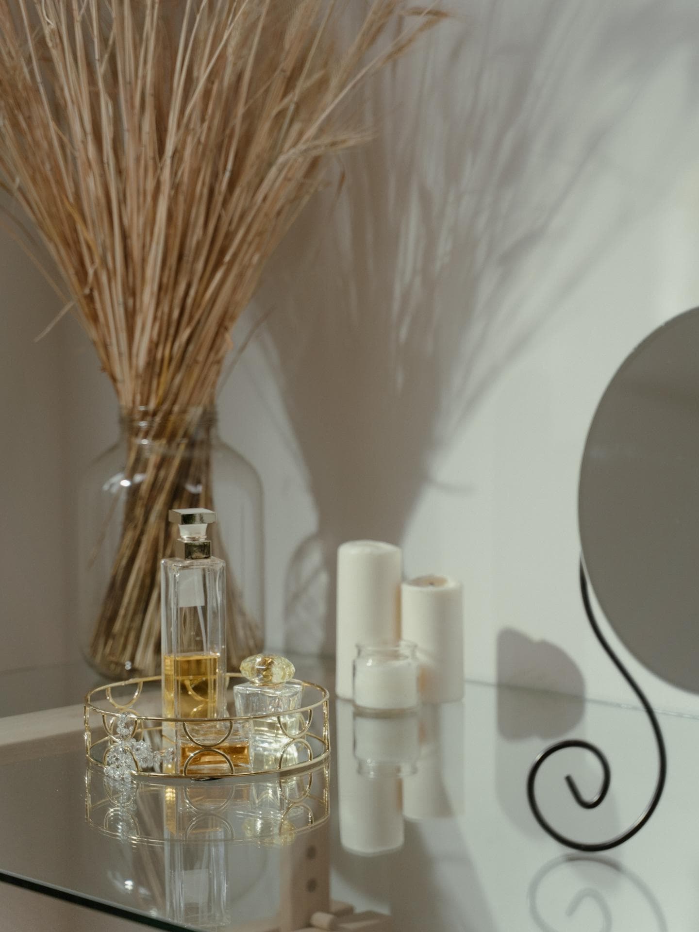 Parfum auf Glastisch Trockenblumen Hintergrund