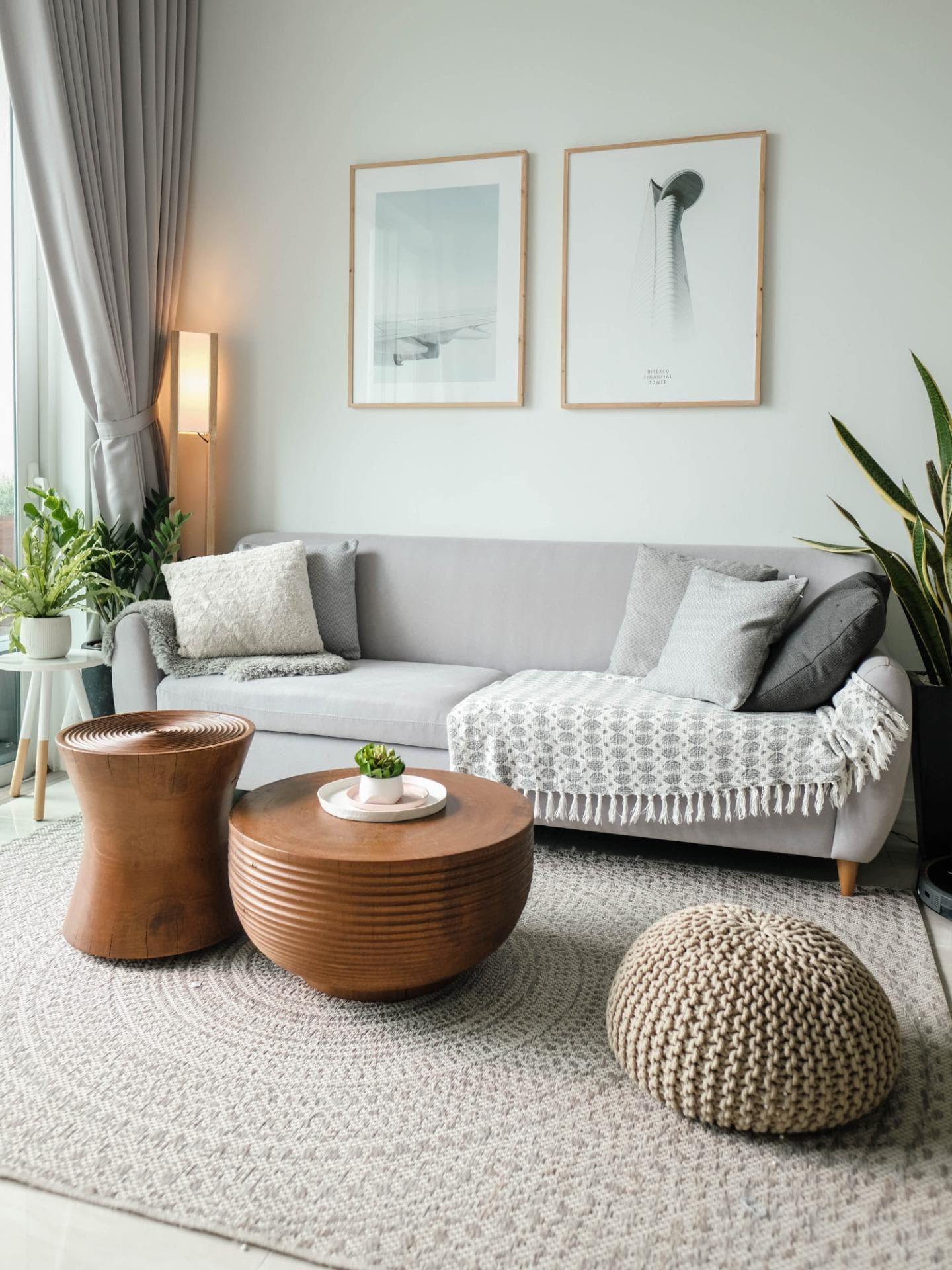 Wohnzimmer Couch zwei Tische Hocker Bilder Wand