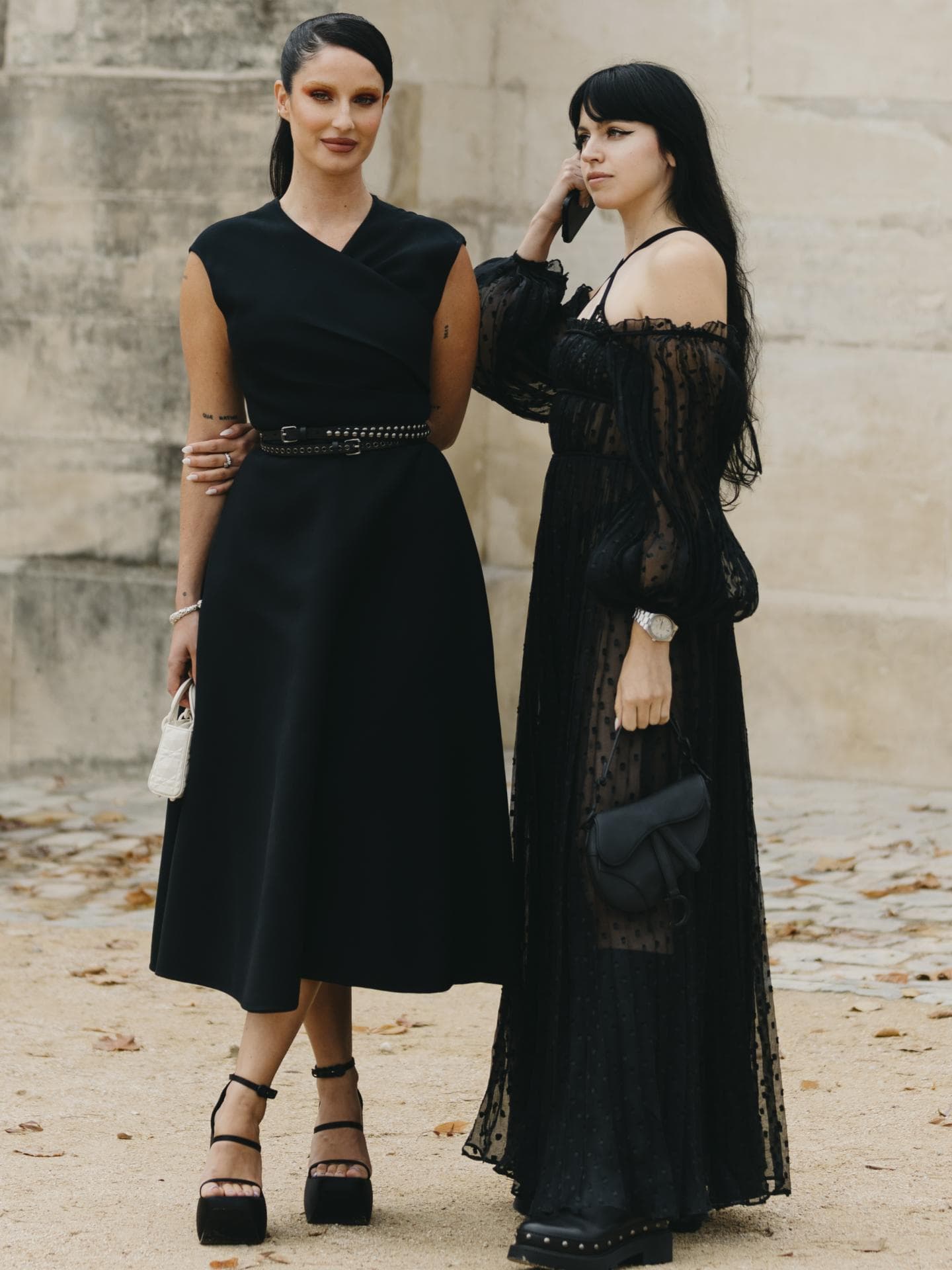 Streetstyle mit zwei Frauen im Neo-Gothic Stil Streetstyle mit zwei Frauen im Neo-Gothic Stil