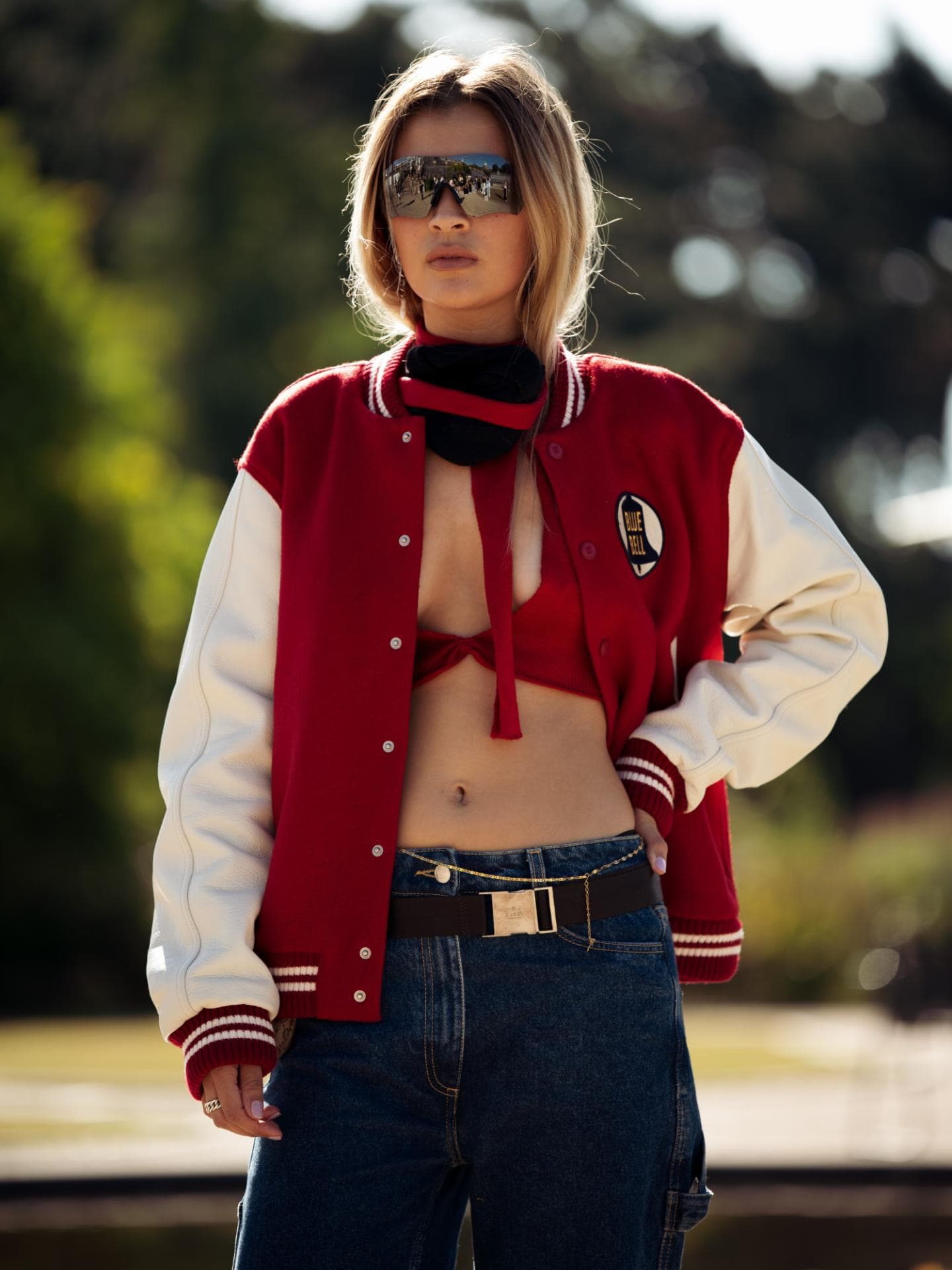 Emma Noi trägt College Jacke BH rot