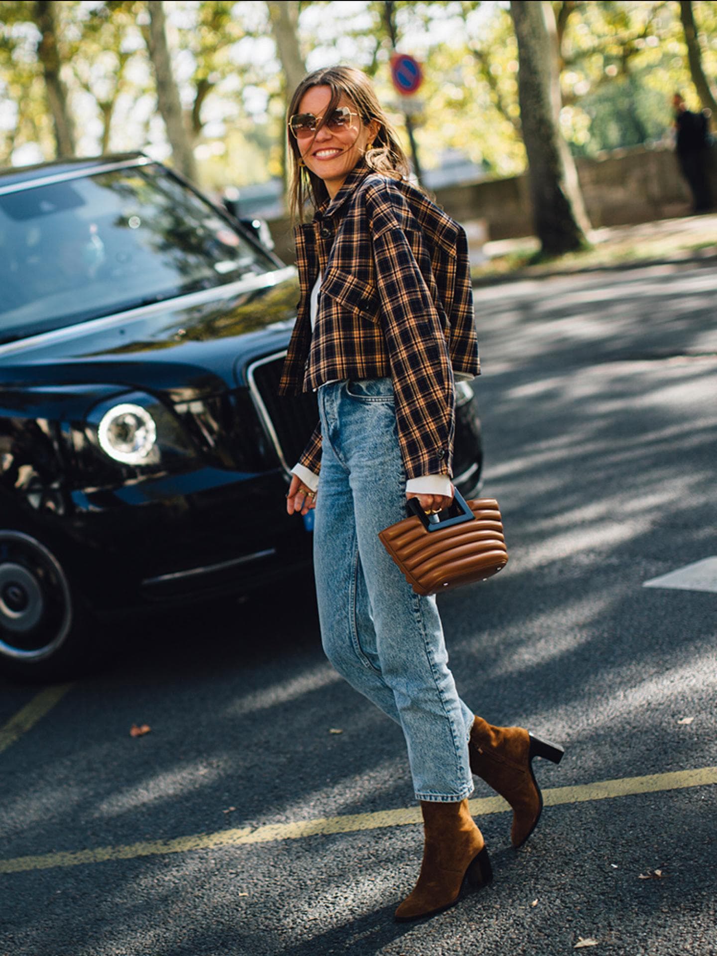 Welche Stiefel besonders gut zu Jeans passen? Frau in Wildleder-Boots