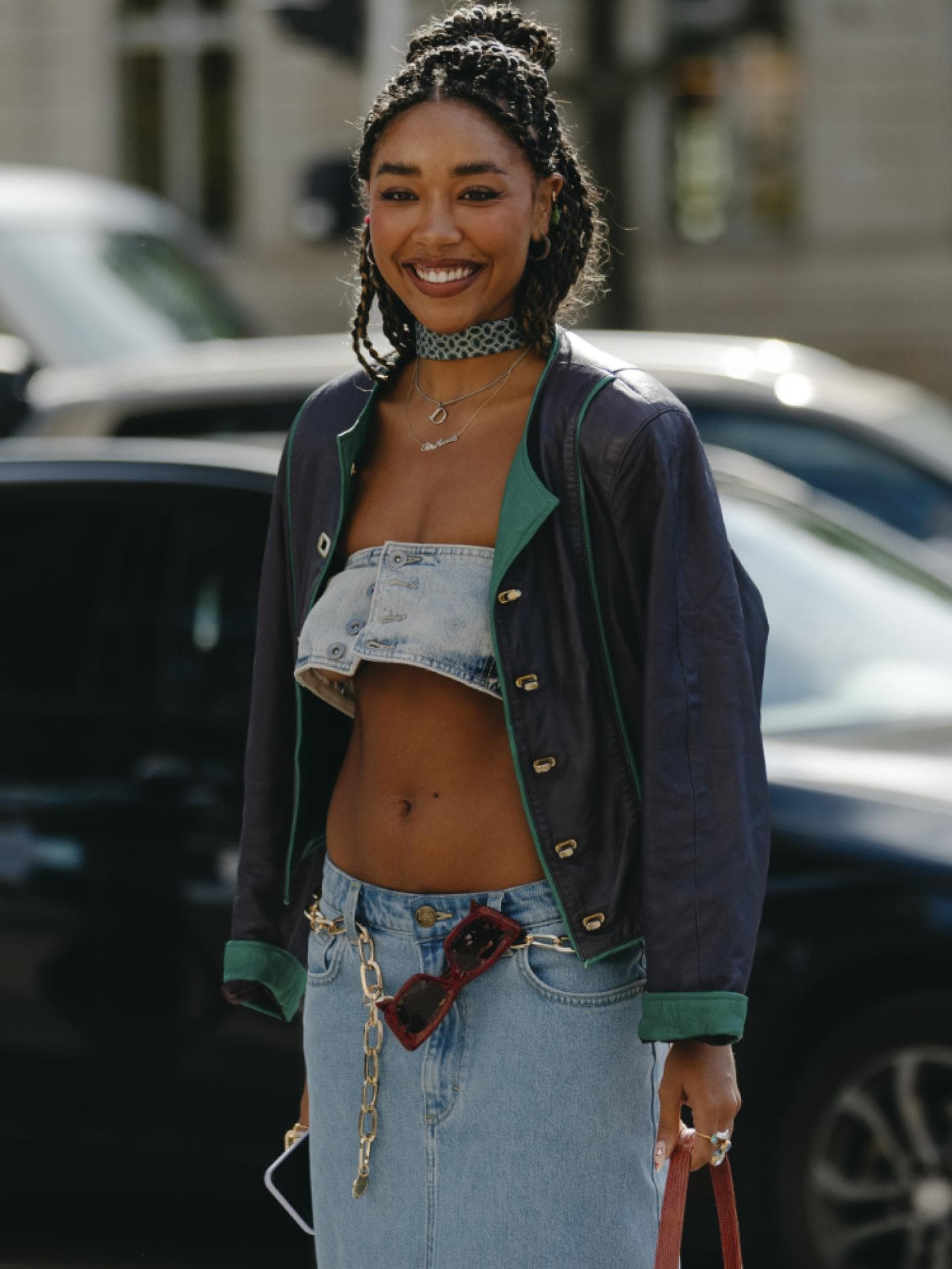 Frau lacht trägt Jeans Look und Jacke Gürtel Sonnenbrille Frau lacht trägt Jeans Look und Jacke Gürtel Sonnenbrille